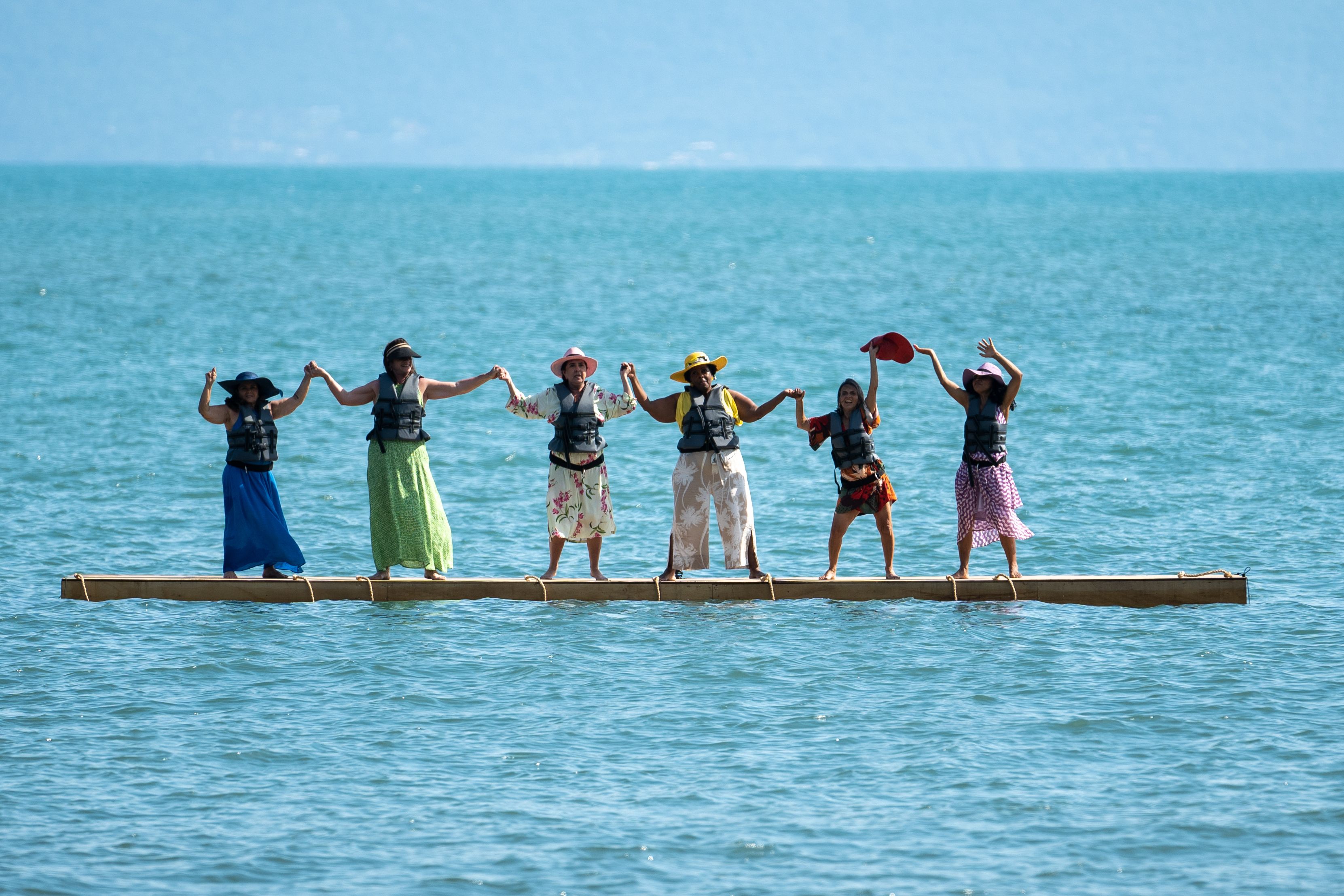 Die Kandidaten genießen das Meer.