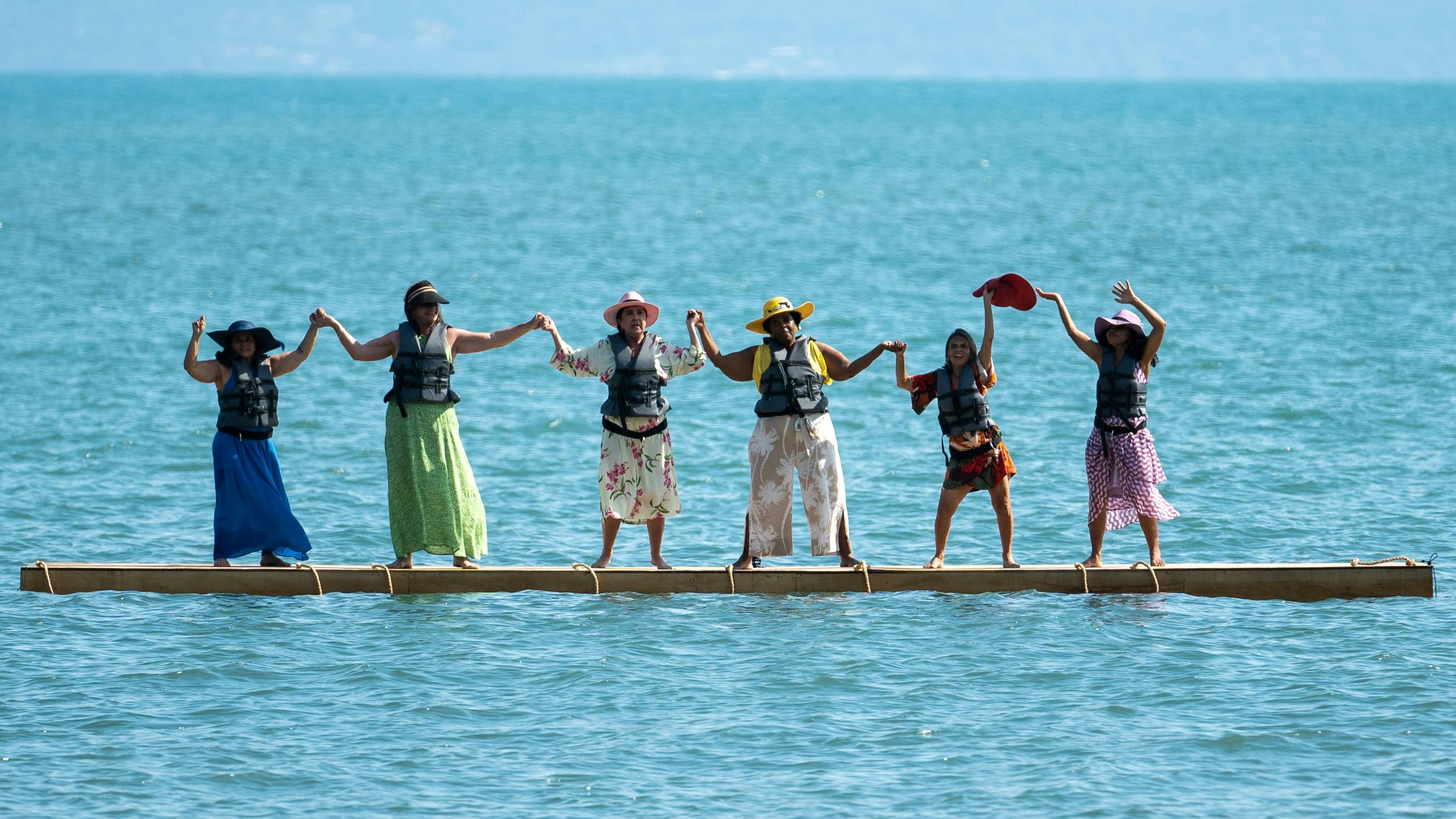 ILHADOS COM A SOGRA. FERNANDA SOUZA (Hostess) in ILHADOS COM A SOGRA Season 1. Cr. Ricardo Carvalheiro/Netflix © 2023