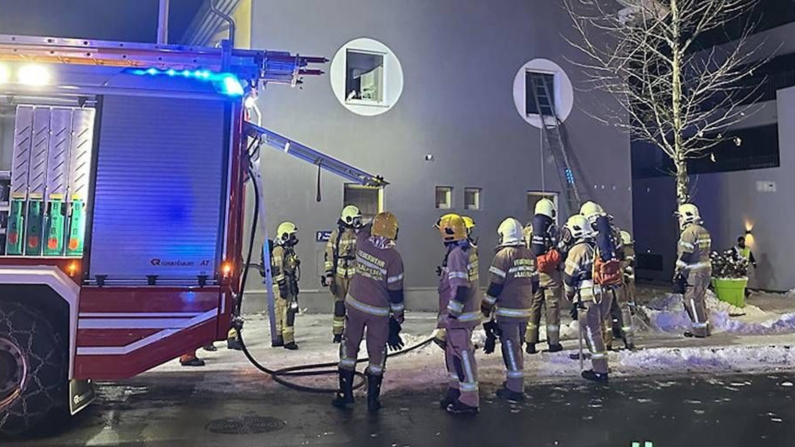 Kinder über Fenster aus brennender Wohnung gerettet