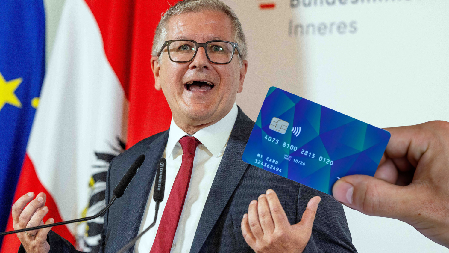 Asylkoordinator Andreas Achrainer kritisiert das System der Bezahlkarte in Niederösterreich.