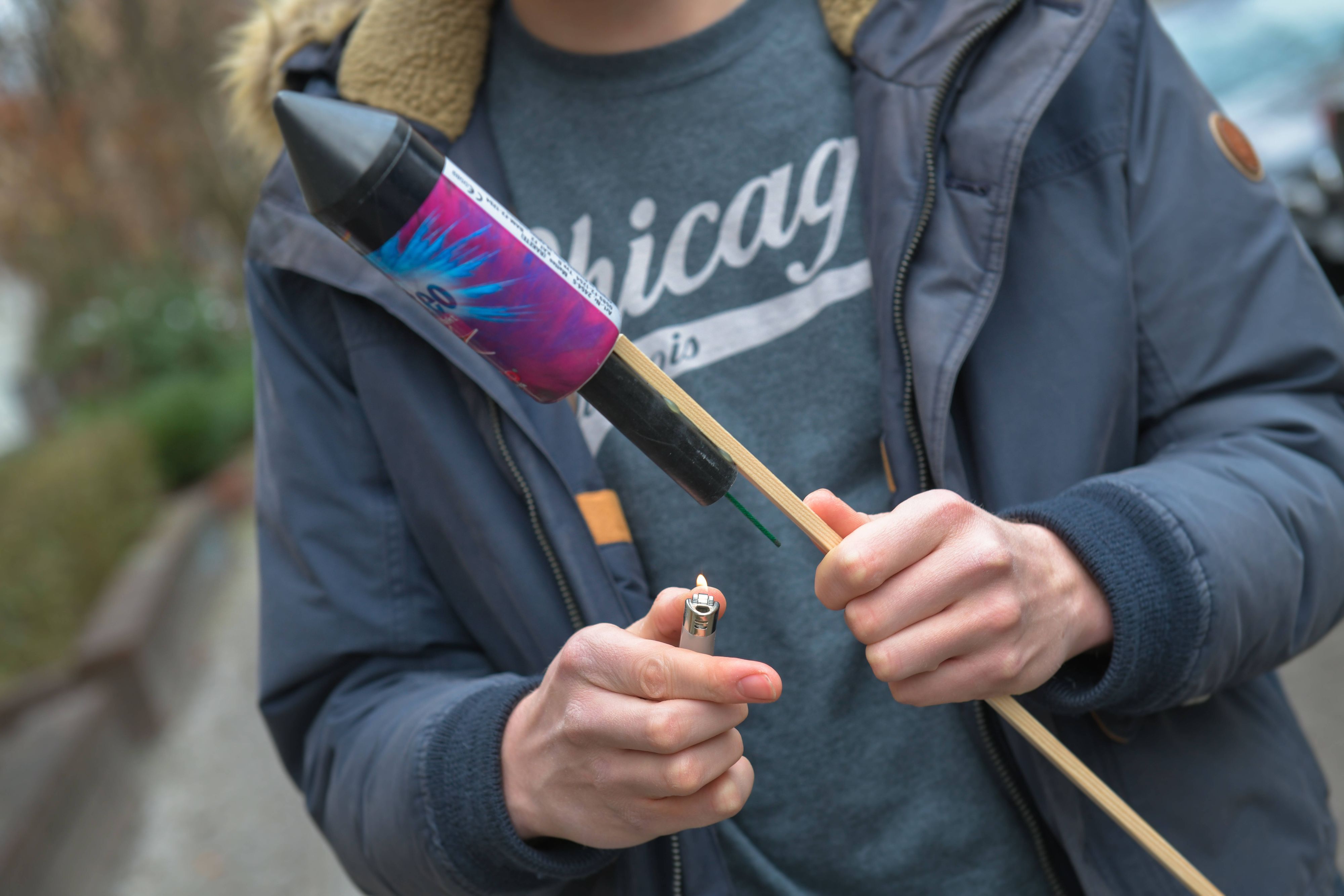 Der Mann schoss die Rakete aus seiner Hand ab. (Symbolbild)