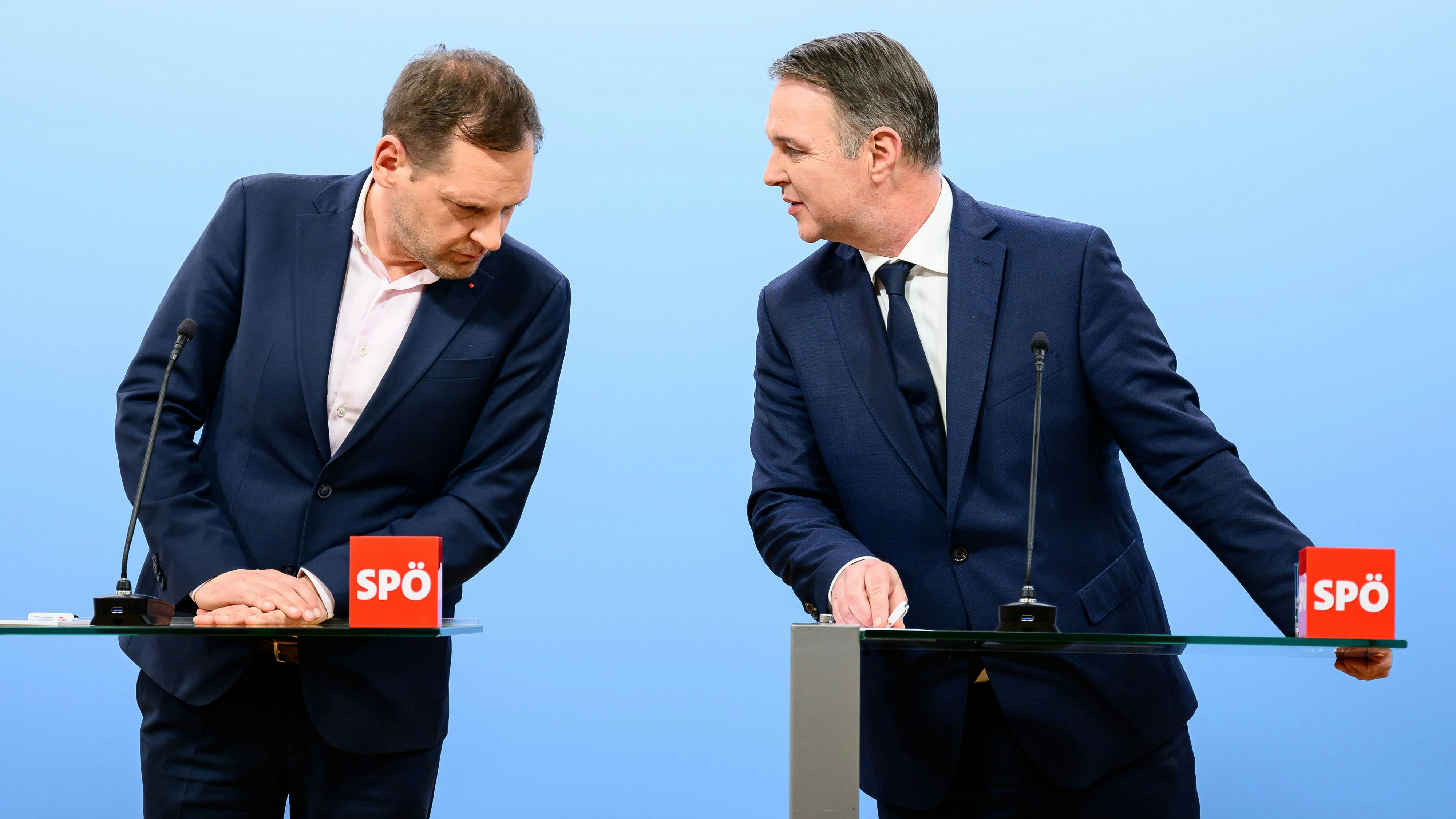 Weißt du, wann unsere Pressekonferenz jetzt ist? SPÖ-Parteivorsitzender Andreas Babler, Vizeklubchef Philip Kucher