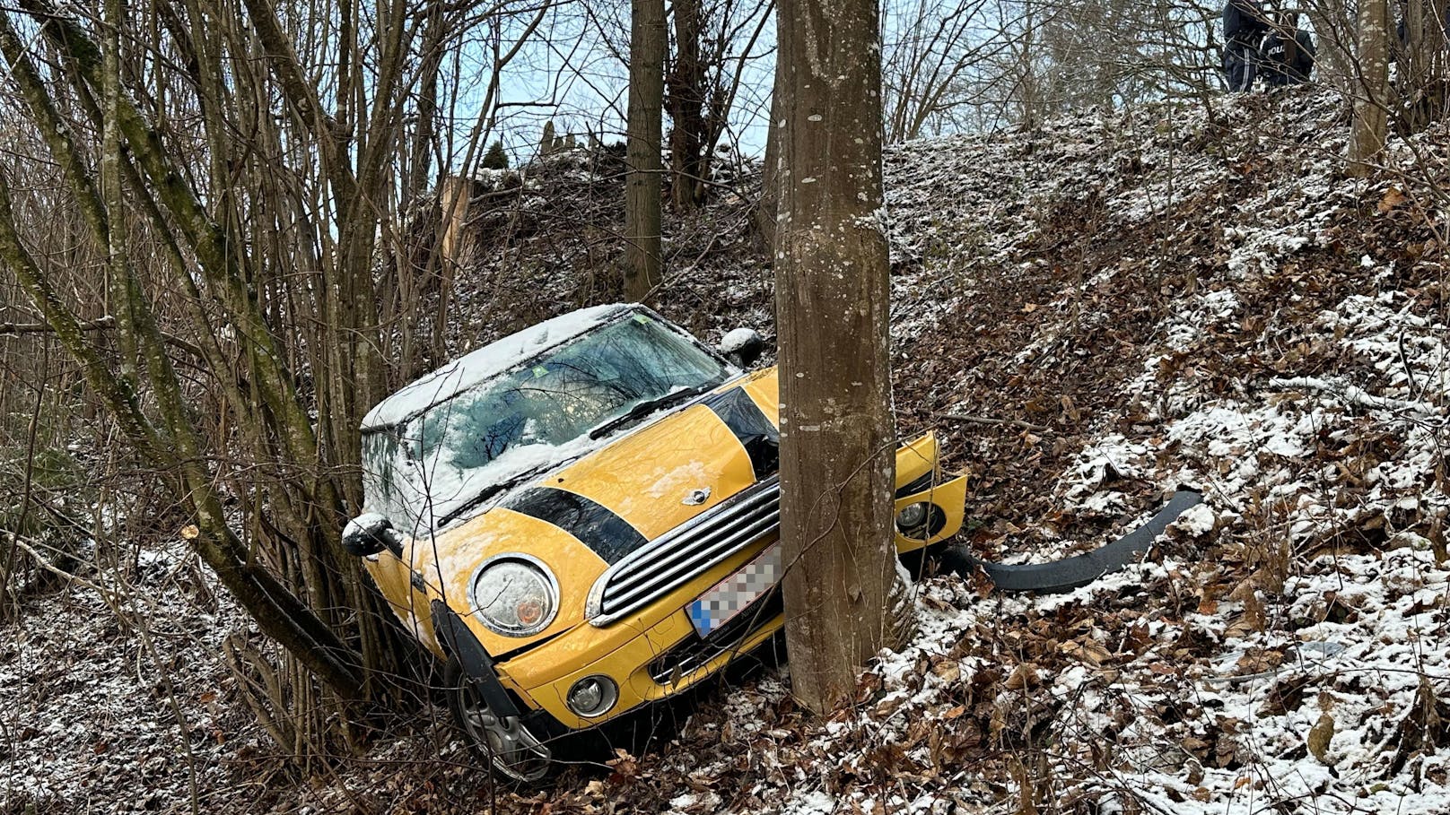 17-Jähriger stürzte mit Auto zehn Meter in die Tiefe