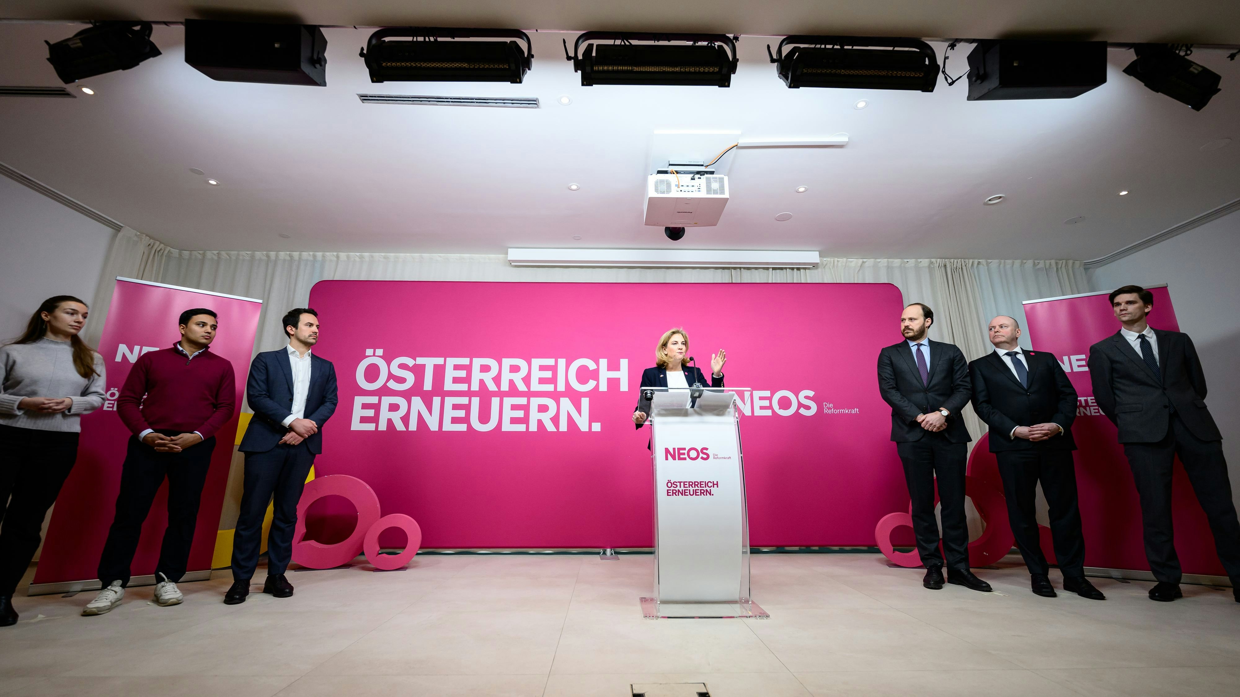 "Österreich erneuern", jetzt halt von der Outlinie aus: Beate Meinl-Reisinger flankiert vom NEOS-Team: Sophie Wotschke, Yannick Shetty, Christoph Wiederkehr, Nikolaus Scherak, Markus Hofer und Douglas Hoyos