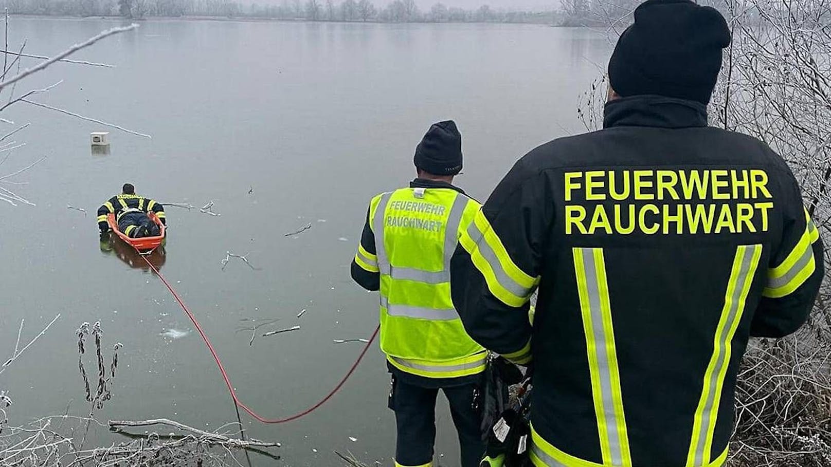 Spaziergänger fanden Diebesgut auf gefrorenem Stausee