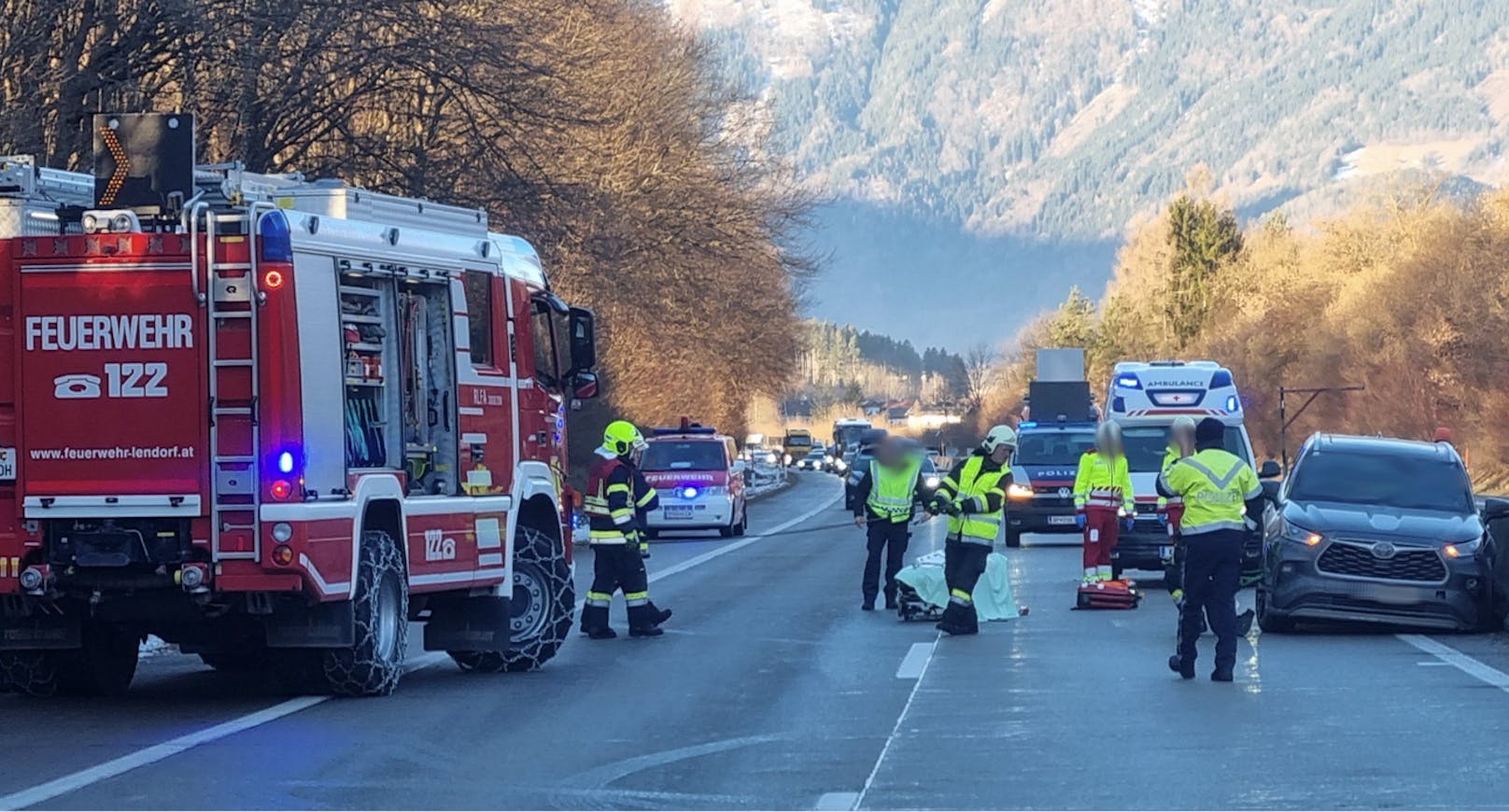 Reise-Route gesperrt – heftiger Crash auf der Autobahn