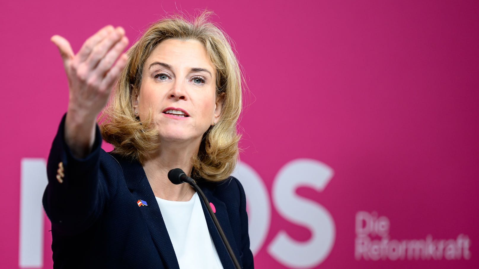 Neos-Chefin Beate Meinl-Reisinger bei der Pressekonferenz am Freitag.