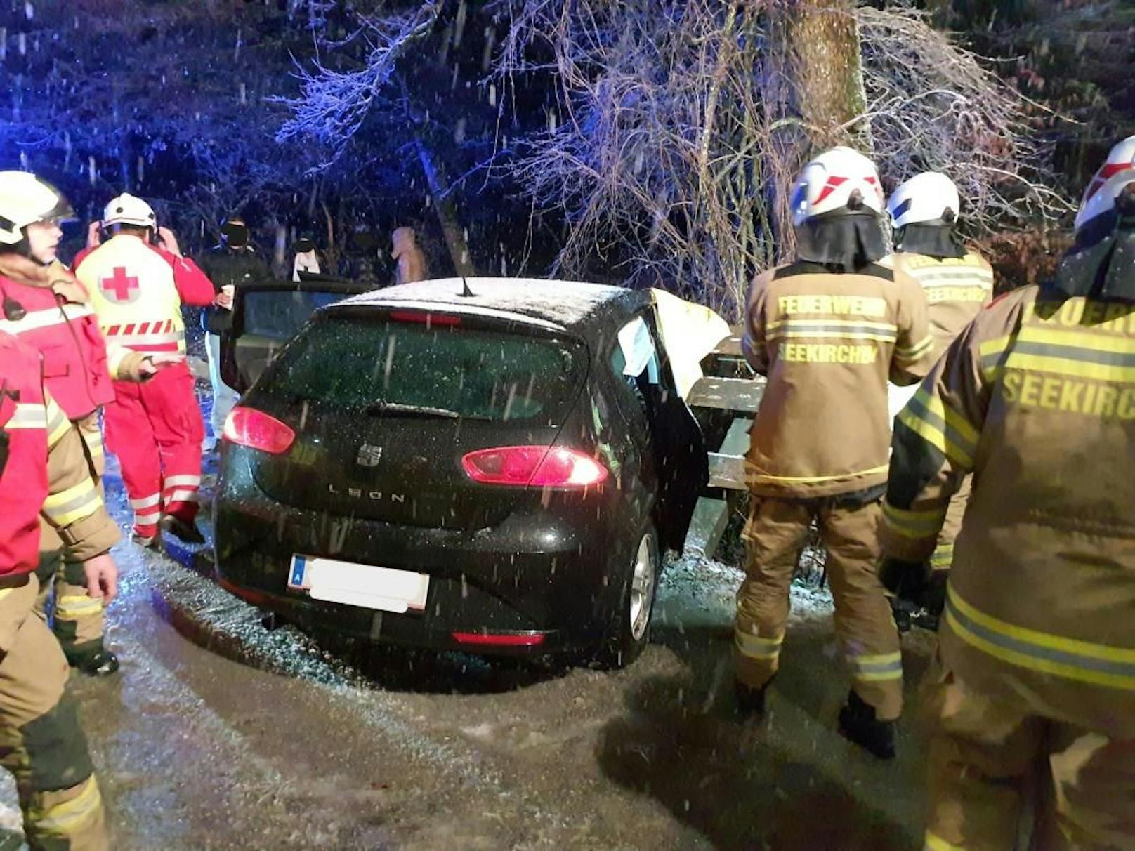 Rettungskräfte und Feuerwehr begutachten das Auto