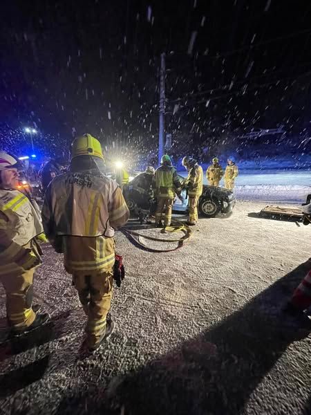 Bei dem Unfall wurden drei Personen verletzt.