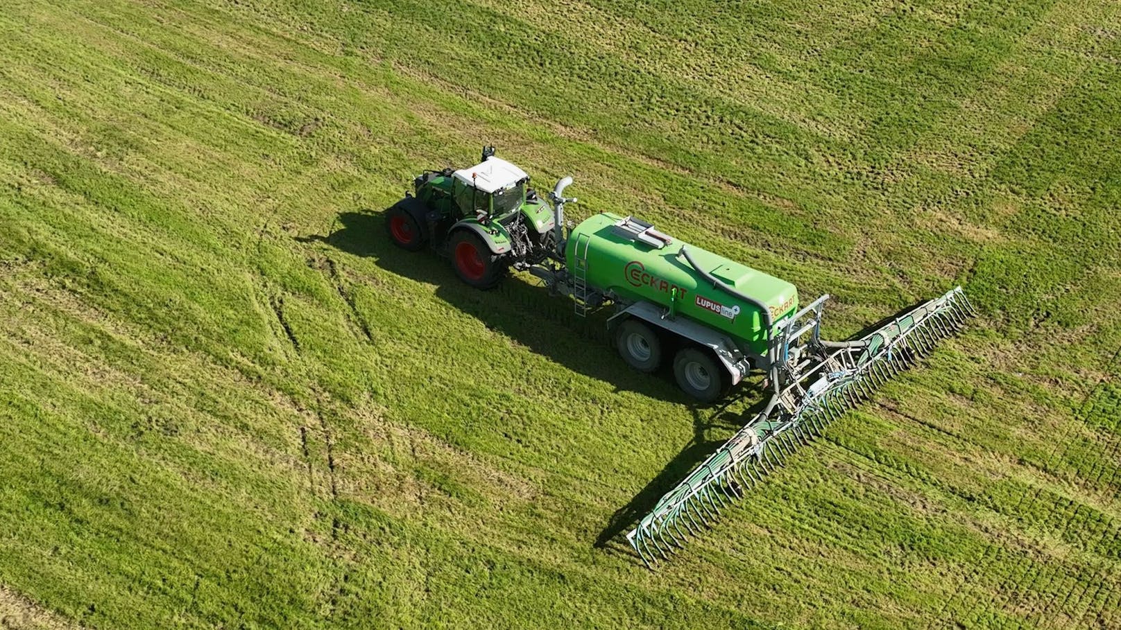 Stiegl Brauerei zu Salzburg: Drohnenaufnahme der Kieselgur-Ausbringung am Gut Wildshut