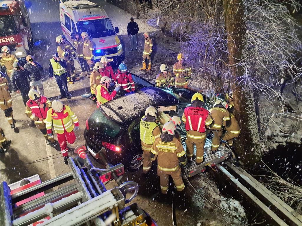 Rettungskräfte befreien den Eingeklemmten aus dem Auto