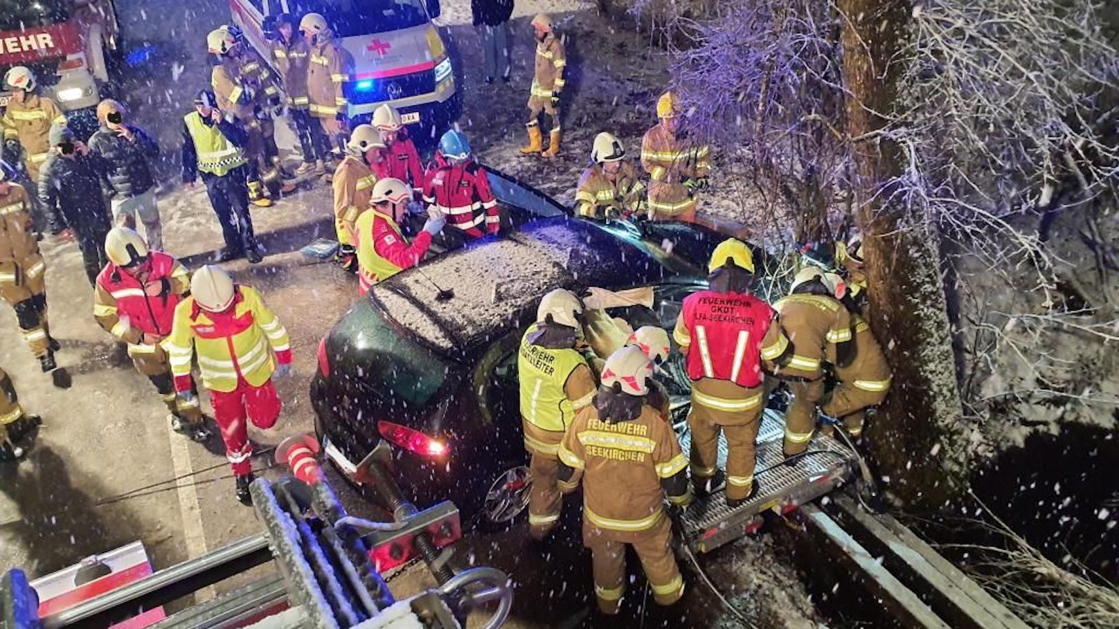 Auto kracht in Brücke – Beifahrer eingeklemmt