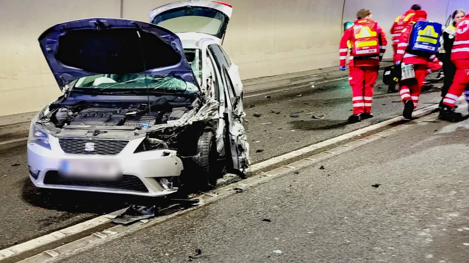 In der Nacht auf Samstag ereignete sich im Mona-Lisa-Tunnel ein Verkehrsunfall mit zwei beteiligten Fahrzeugen. Die Ursache des Unfalls ist bislang ungeklärt.