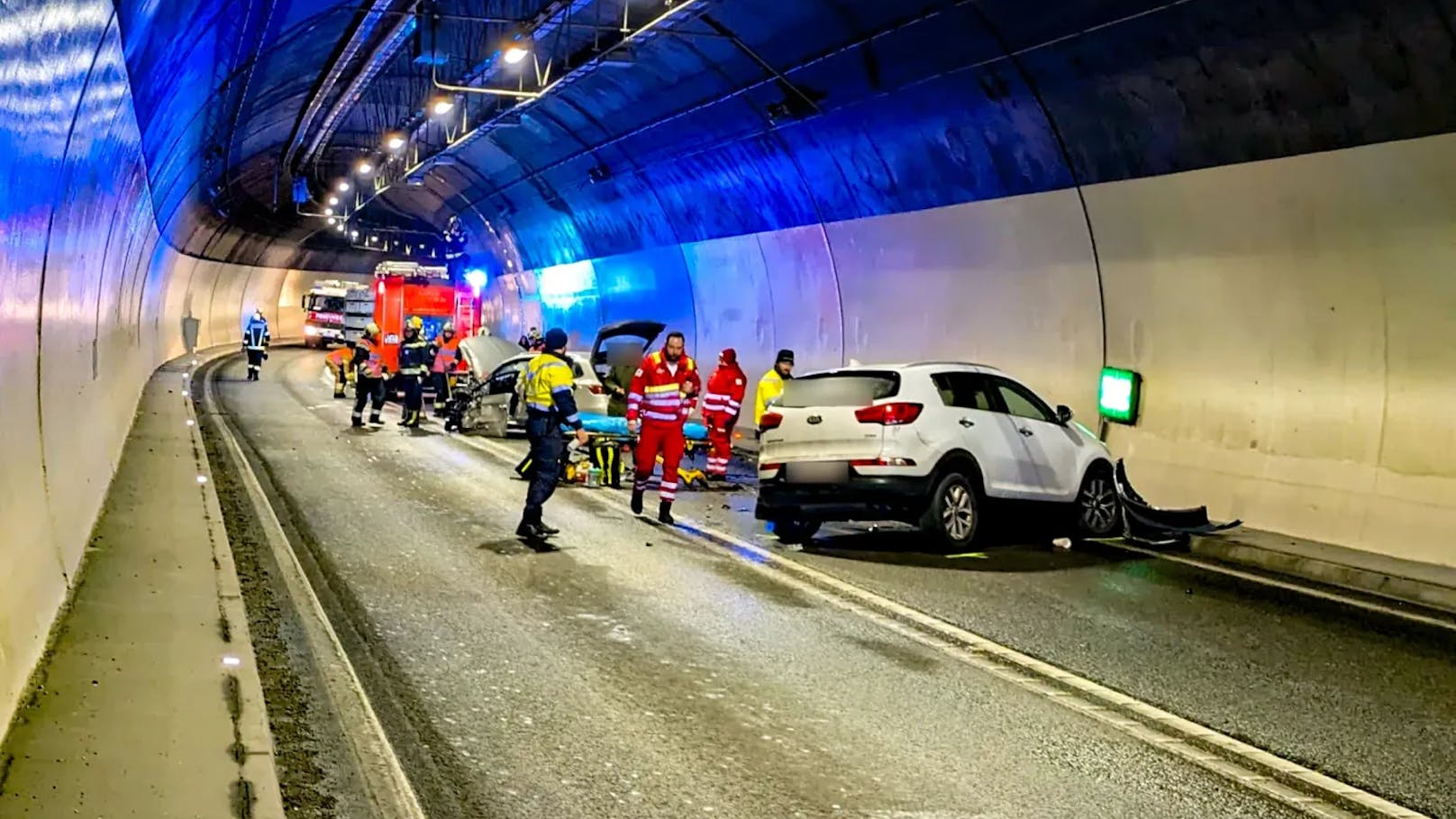 In der Nacht auf Samstag ereignete sich im Mona-Lisa-Tunnel ein Verkehrsunfall mit zwei beteiligten Fahrzeugen. Die Ursache des Unfalls ist bislang ungeklärt.