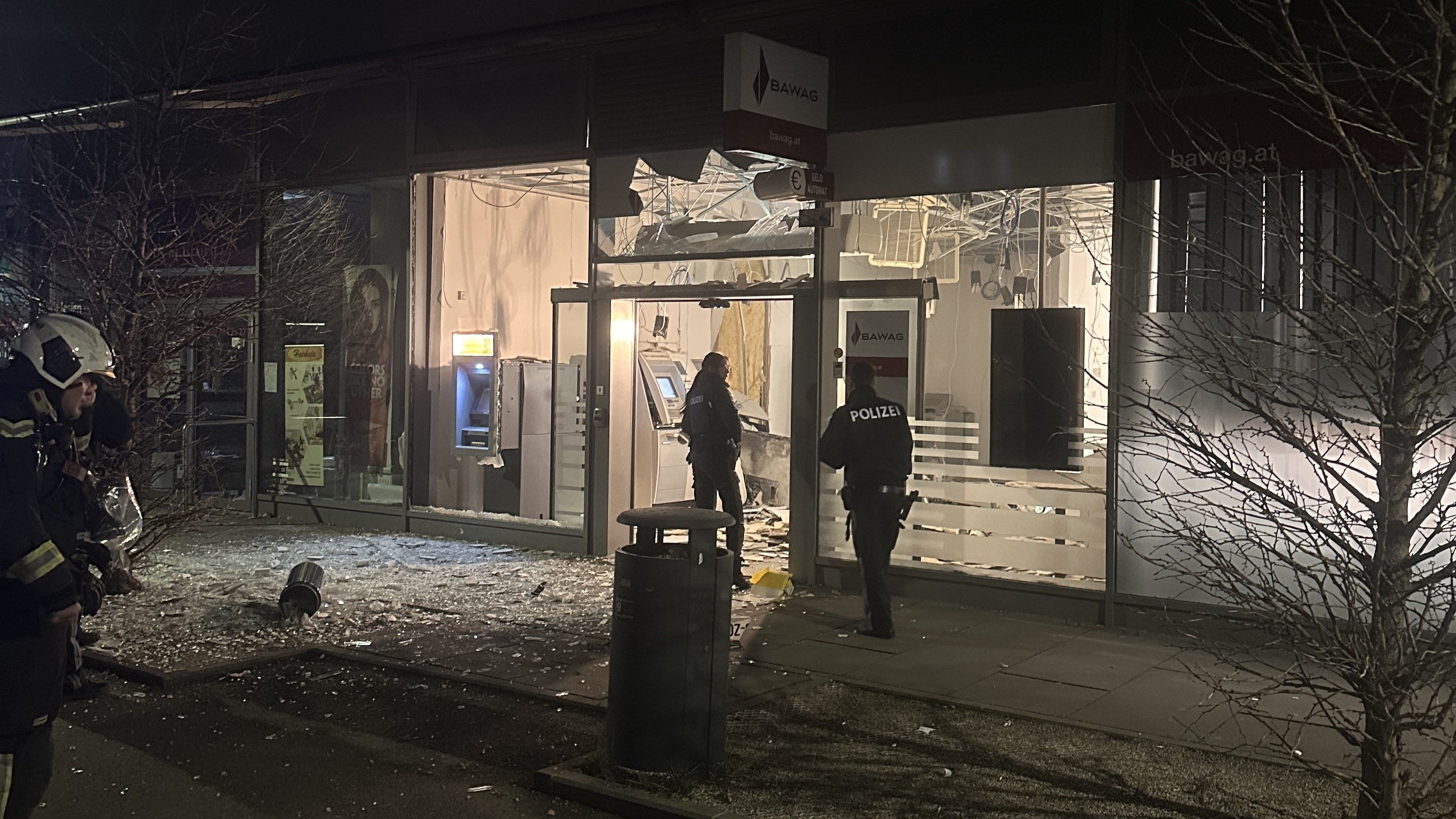 Auf zwei Motorrädern ergriffen die vier Tatverdächtigen die Flucht.