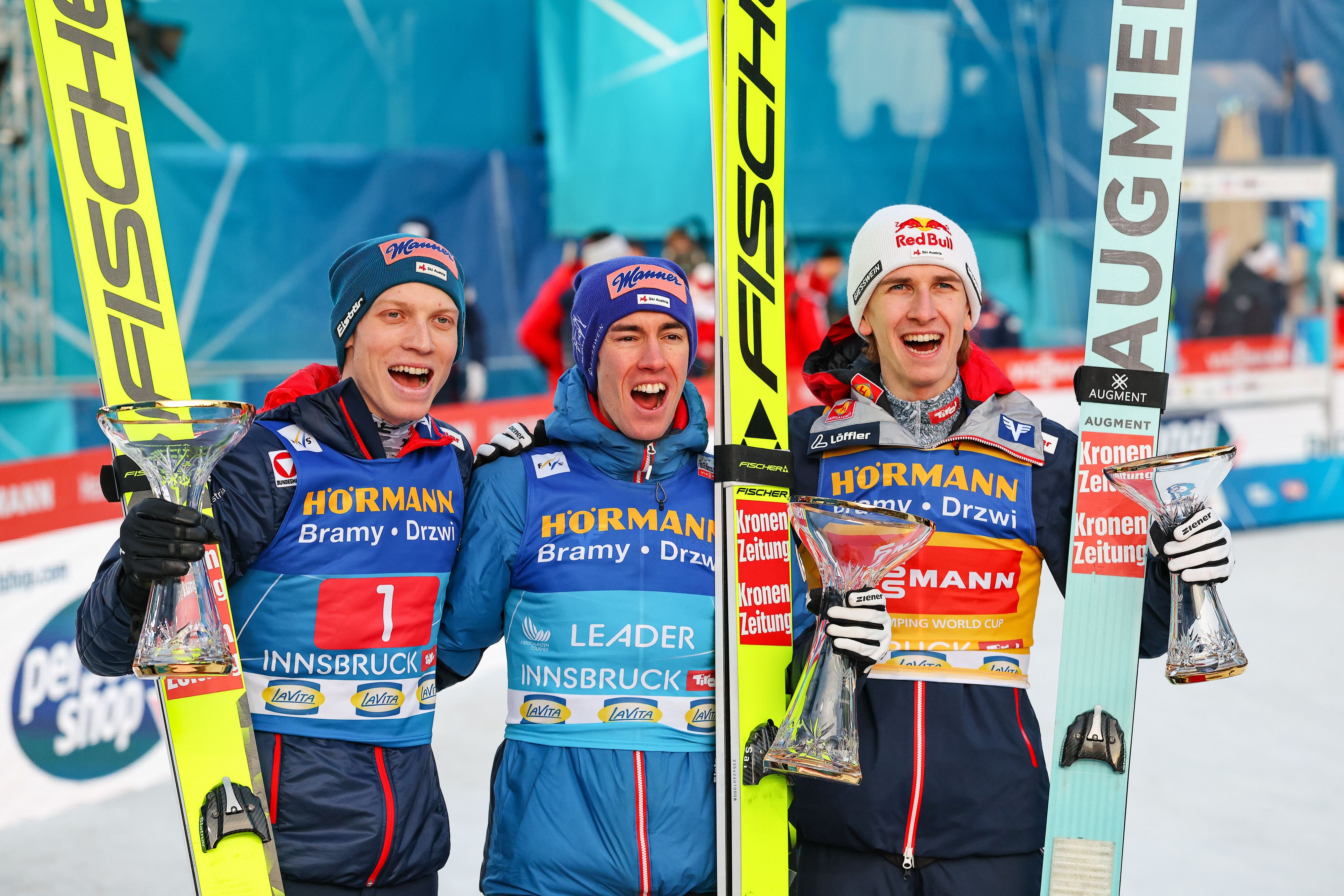 Jan Hörl, Stefan Kraft und Daniel Tschofenig strahlen um die Wette.