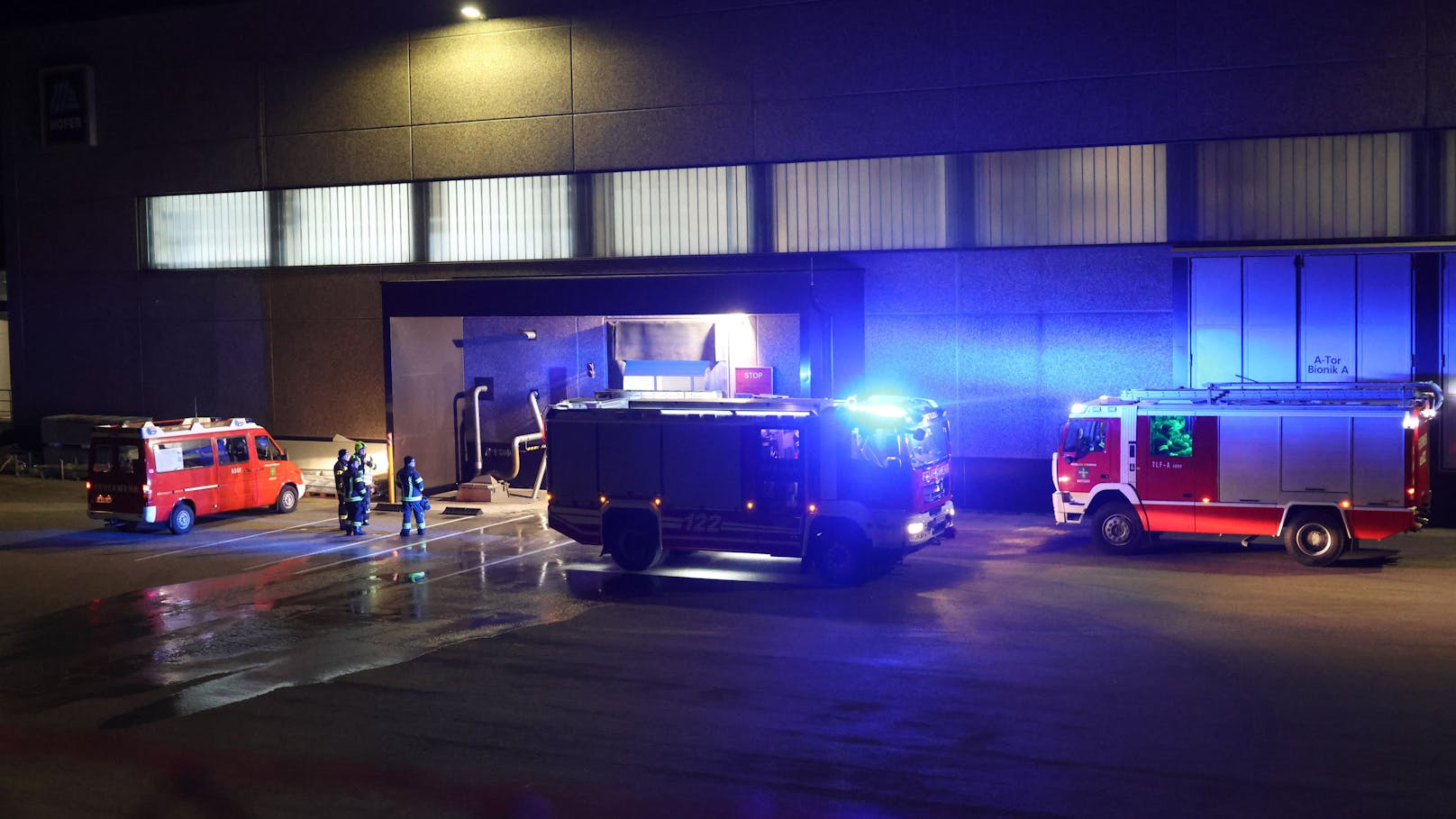 In Sattledt (Bezirk Wels-Land) stand die Feuerwehr Freitagabend rund dreieinhalb Stunden bei einem mutmaßlichen Brand in einem Firmengebäude im Einsatz.