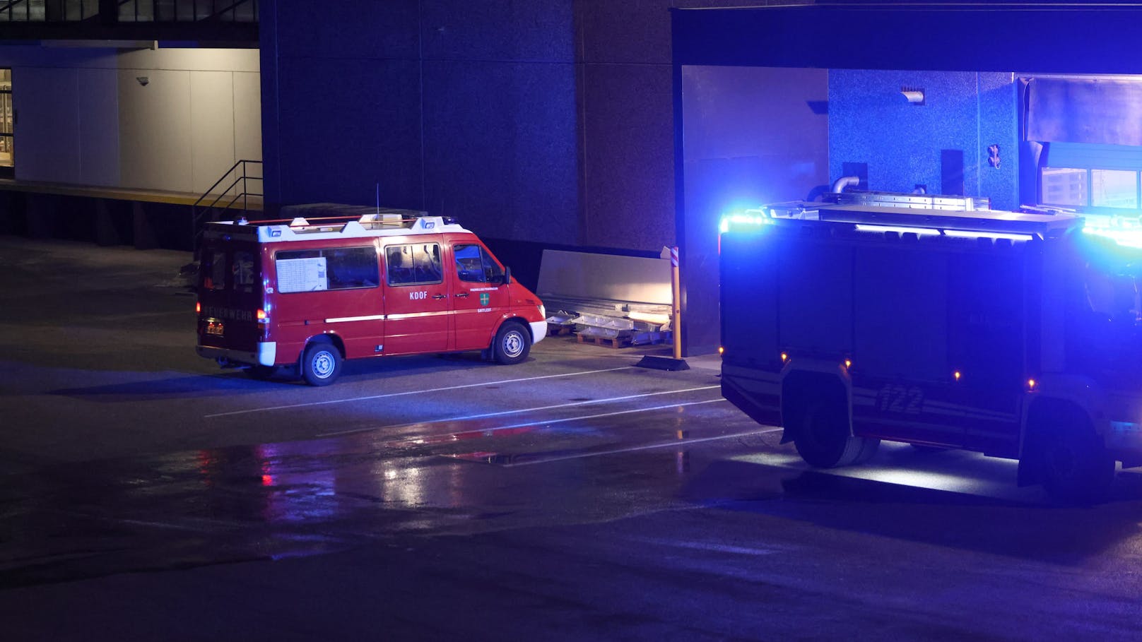 In Sattledt (Bezirk Wels-Land) stand die Feuerwehr Freitagabend rund dreieinhalb Stunden bei einem mutmaßlichen Brand in einem Firmengebäude im Einsatz.