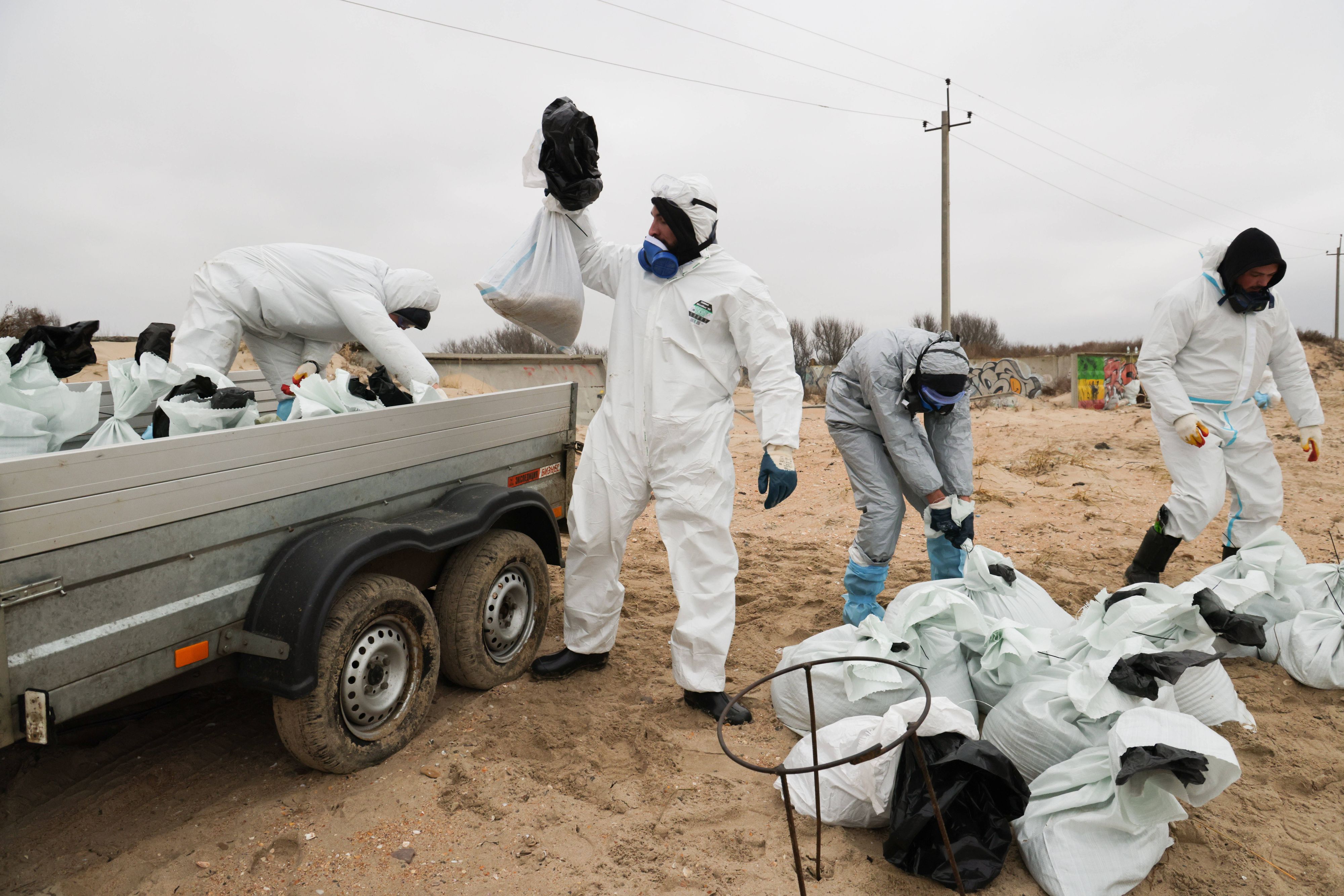 Mitte Dezember waren zwei Tanker bei Sturm in der Meerenge von Kertsch, die das Schwarze und das Asowsche Meer verbindet, verunglückt.