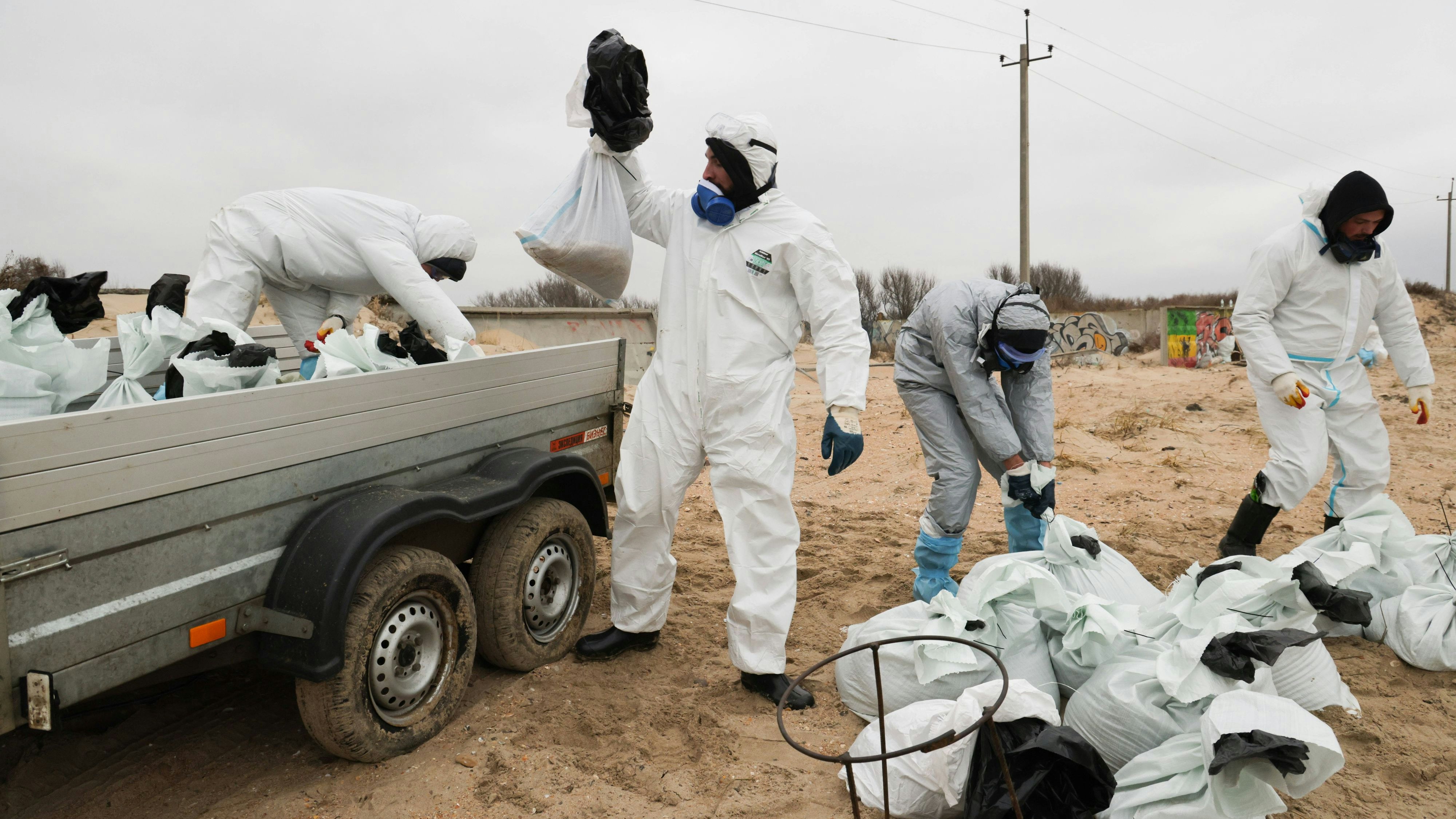 Mitte Dezember waren zwei Tanker bei Sturm in der Meerenge von Kertsch, die das Schwarze und das Asowsche Meer verbindet, verunglückt.