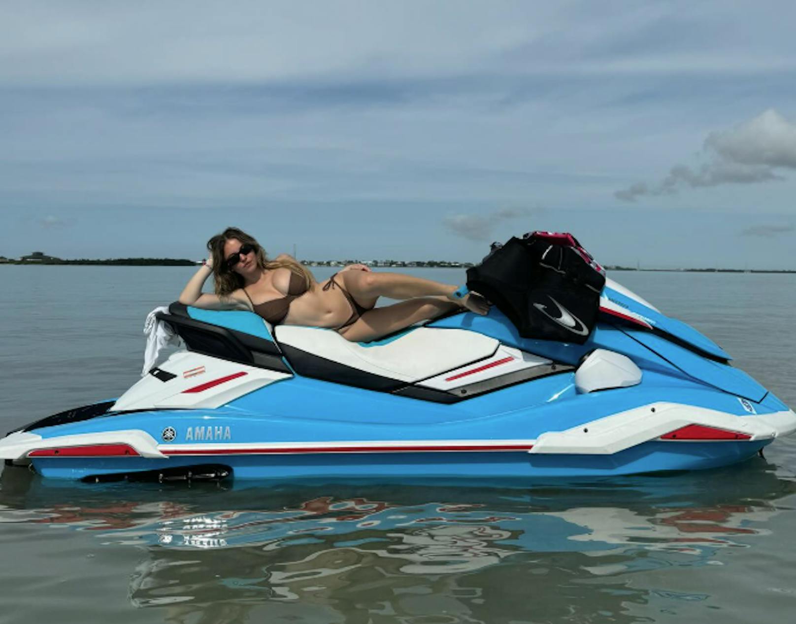 Schauspielerin Sydney Sweeney setzt ihren atemberaubenden Body auf einem Jetski gekonnt in Szene.