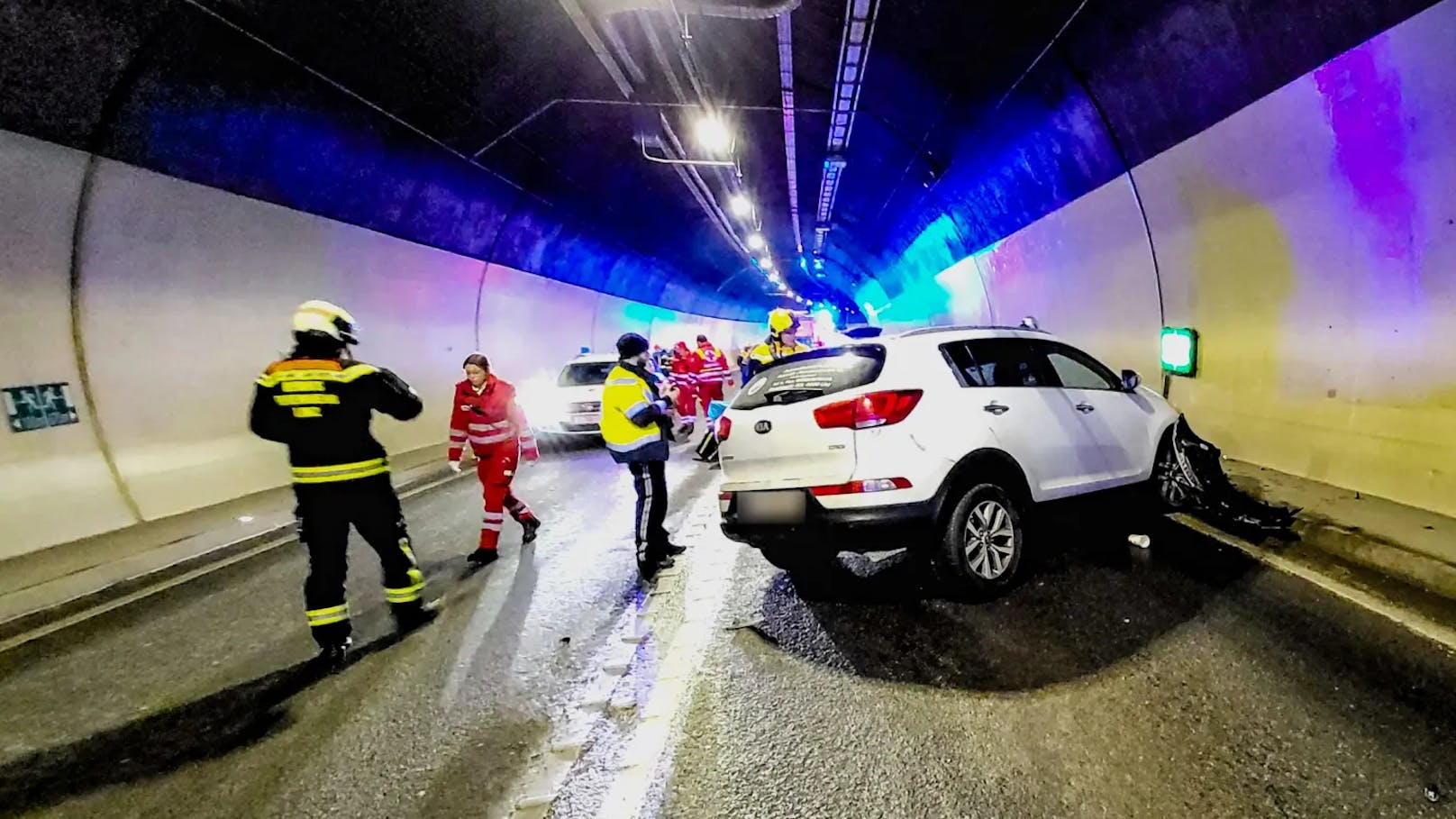 In der Nacht auf Samstag ereignete sich im Mona-Lisa-Tunnel ein Verkehrsunfall mit zwei beteiligten Fahrzeugen. Die Ursache des Unfalls ist bislang ungeklärt.