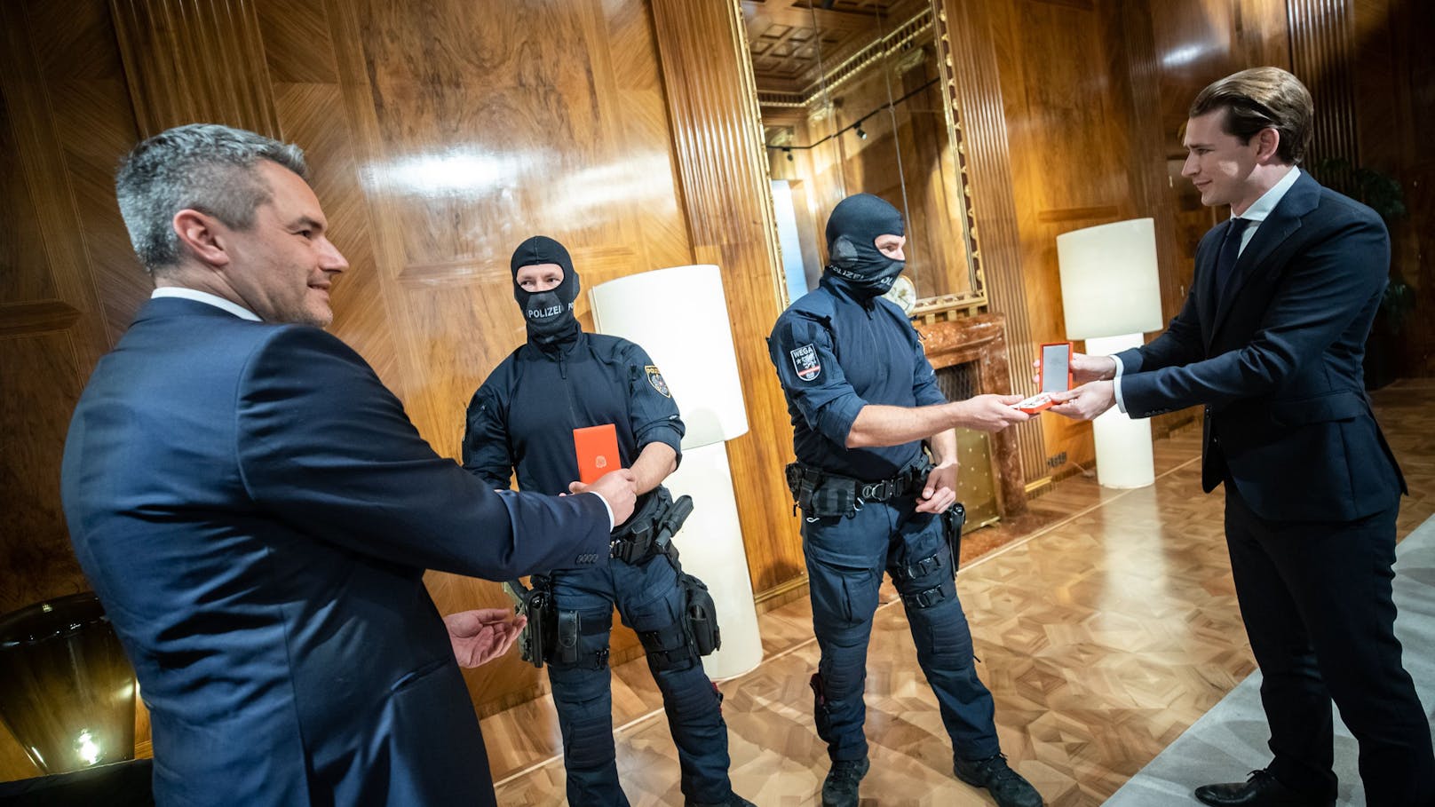 Nach dem Terroranschlag in Wien ließen sich Bundeskanzler Sebastian Kurz und Innenminister Karl Nehammer mit jenen WEGA-Beamten ablichten, die den Terroristen außer Gefecht gesetzt hatten.