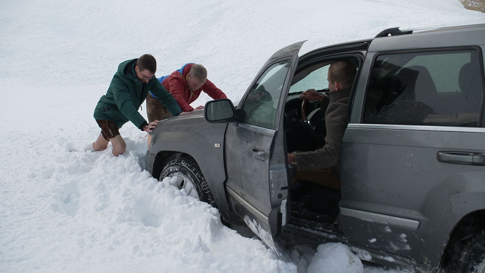 Bauer Domenik schafft es nur fast bis zum Hotel, denn er ist mit seinem Auto im Schnee stecken geblieben.