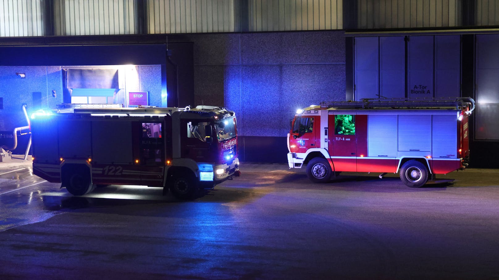 In Sattledt (Bezirk Wels-Land) stand die Feuerwehr Freitagabend rund dreieinhalb Stunden bei einem mutmaßlichen Brand in einem Firmengebäude im Einsatz.