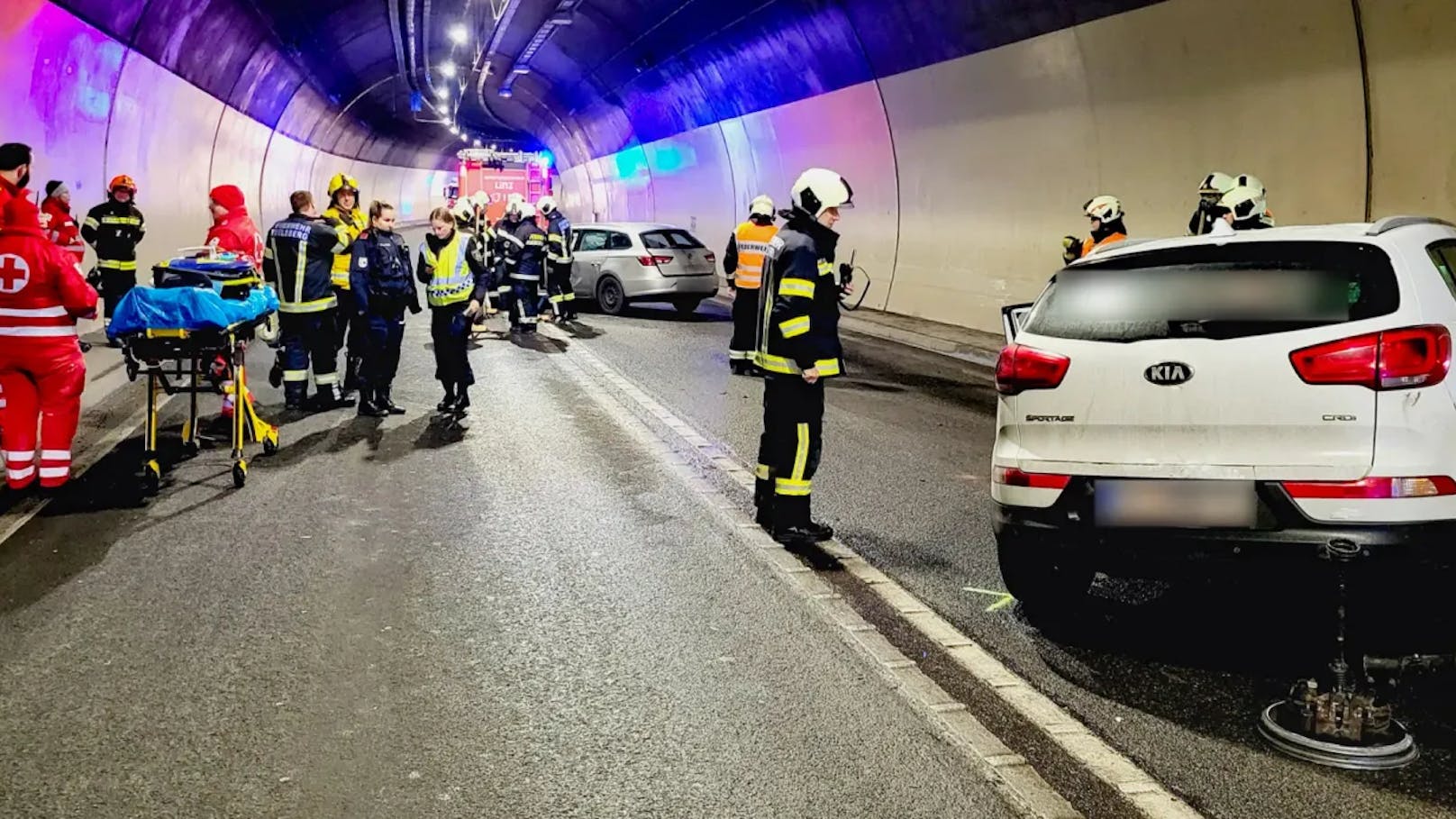 In der Nacht auf Samstag ereignete sich im Mona-Lisa-Tunnel ein Verkehrsunfall mit zwei beteiligten Fahrzeugen. Die Ursache des Unfalls ist bislang ungeklärt.