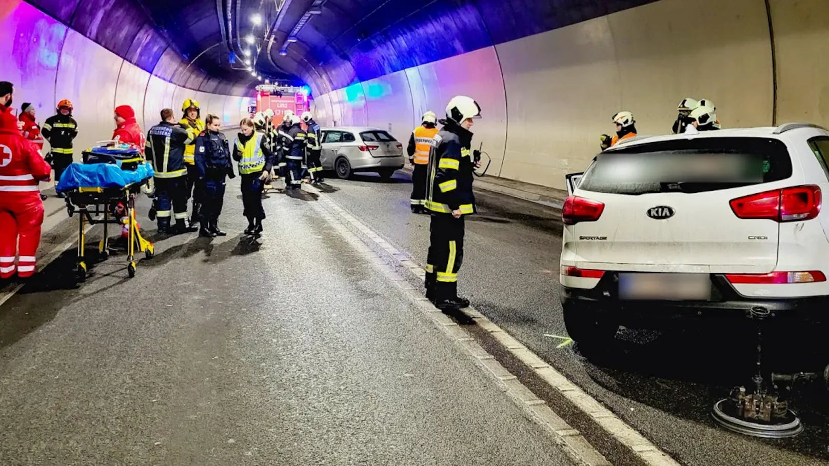 Großeinsatz in OÖ! Tunnel nach schwerem Crash gesperrt