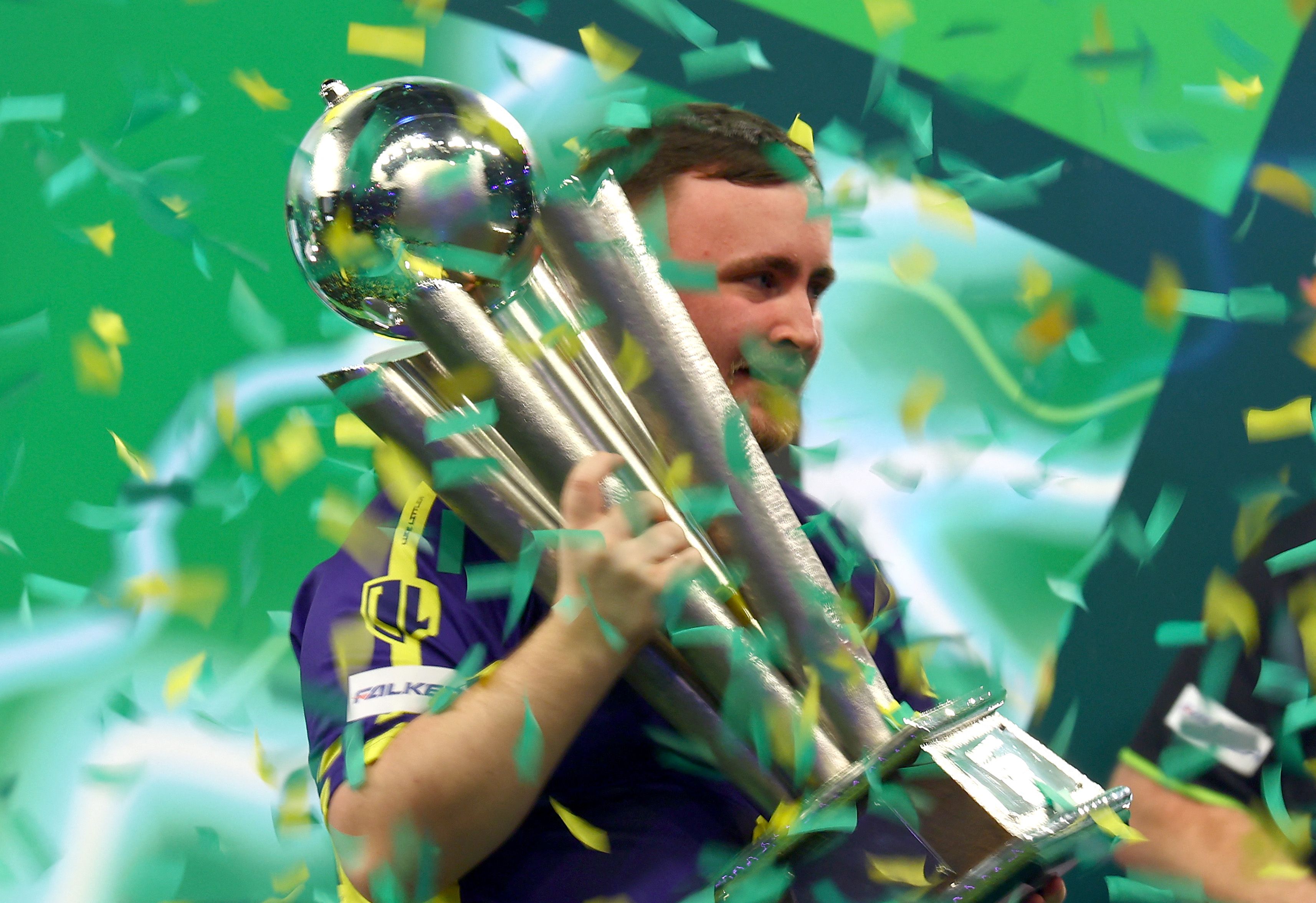 Luke Littler feiert seinen Weltmeistertitel.