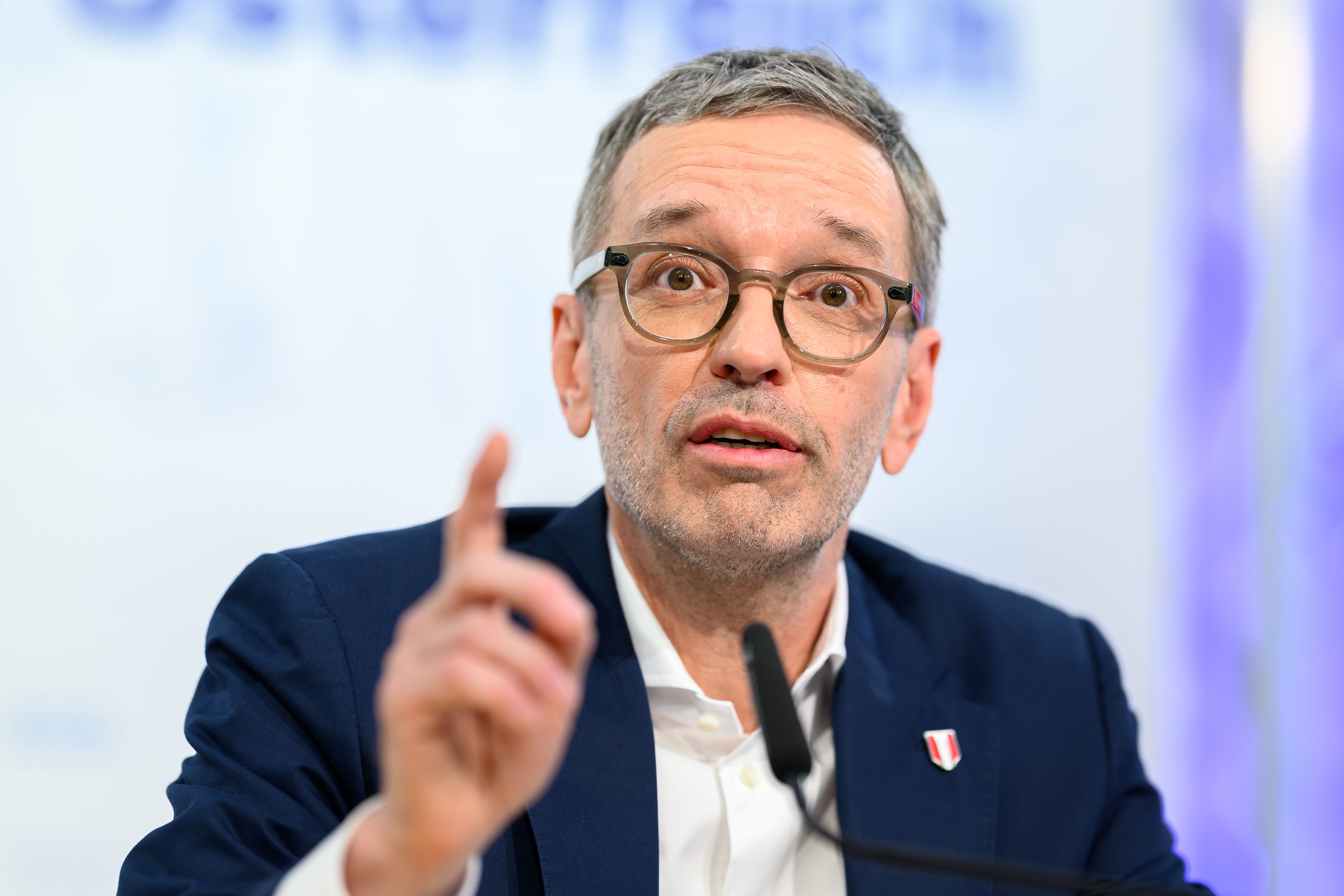 FPÖ-Chef Herbert Kickl fordert ein sofortiges Ende der Regierungsverhandlungen zwischen ÖVP und SPÖ.