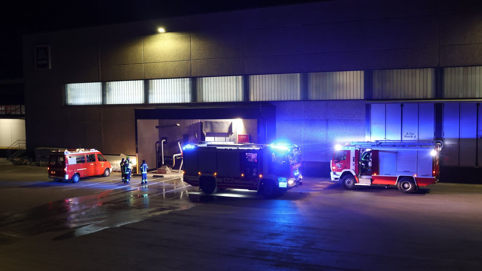 In Sattledt (Bezirk Wels-Land) stand die Feuerwehr Freitagabend rund dreieinhalb Stunden bei einem mutmaßlichen Brand in einem Firmengebäude im Einsatz.