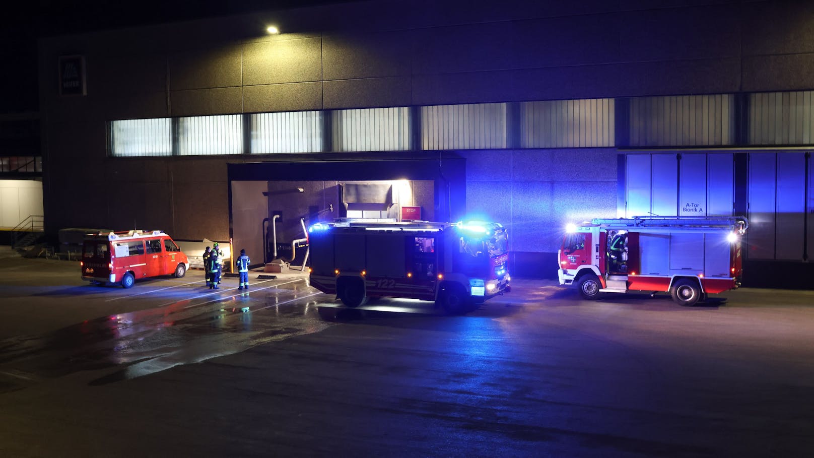 Feuerwehr rückt mitten in der Nacht zu Firma aus