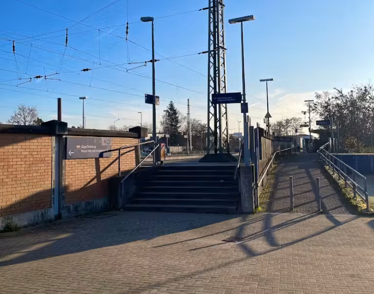 An der Haltestelle Norf in Nordrhein-Westfalen ist Passanten eine Frau mit blutverschmierten Kleidern aufgefallen.