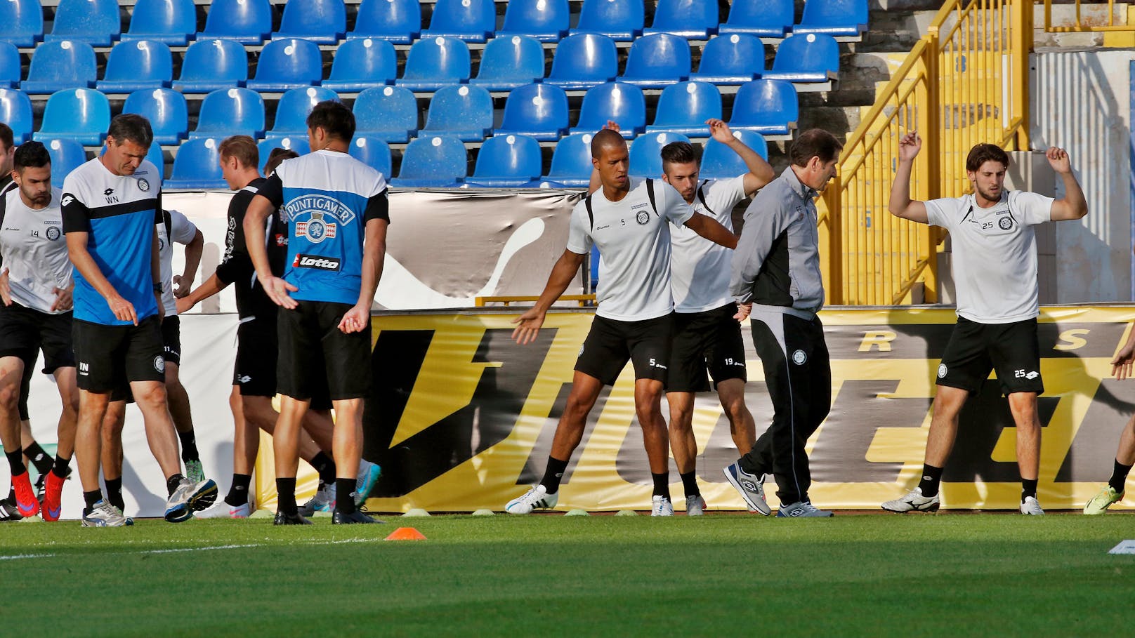 In Österreich und im Ausland spielte der gebürtige Wiener jahrelang Fußball.