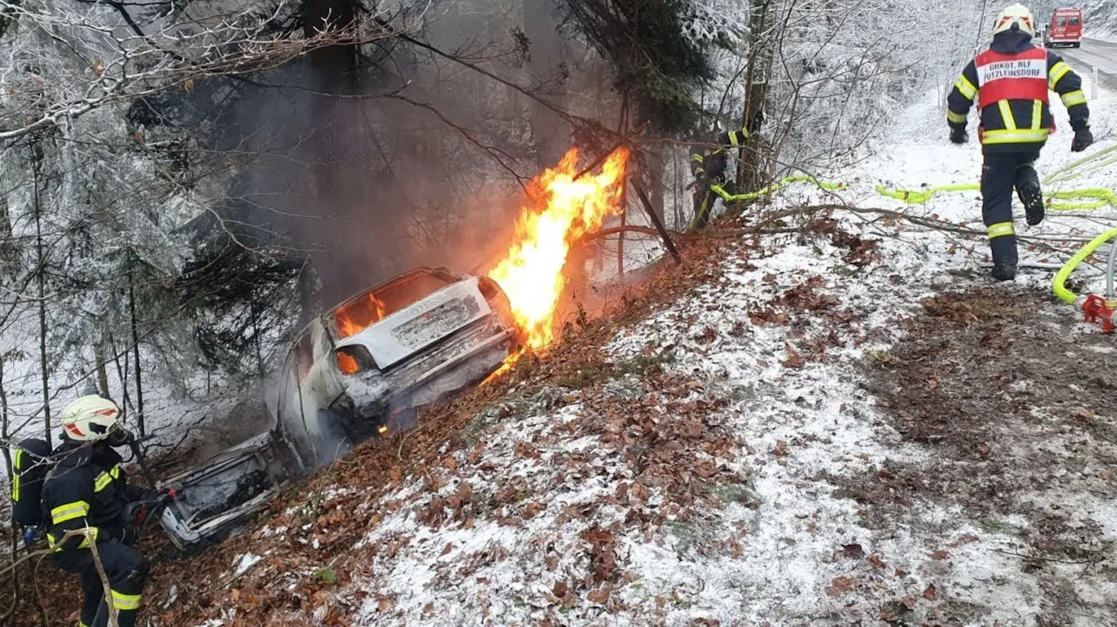 Frau rettet sich in letzter Sekunde aus Flammen-Auto