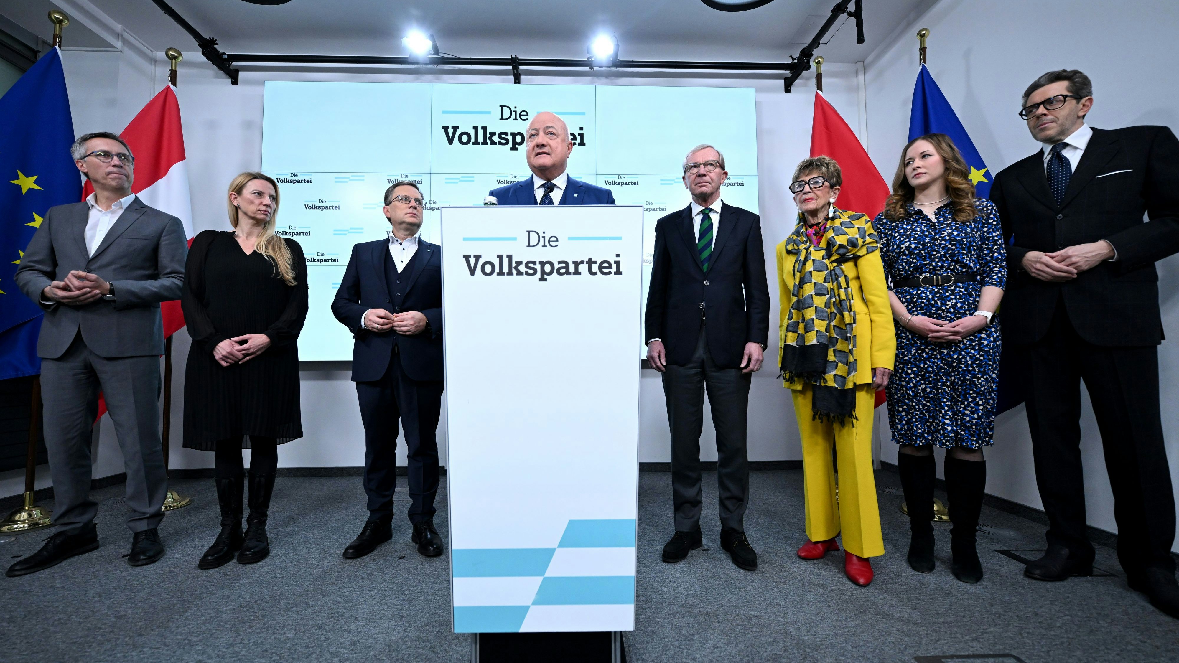 Euphorie im ÖVP-Style: Georg Strasser, Juliane Bogner-Strauß, August Wöginger, Christian Stocker, Wilfried Haslauer,  Ingrid Korosec, Claudia Plakolm, Harald Mahrer