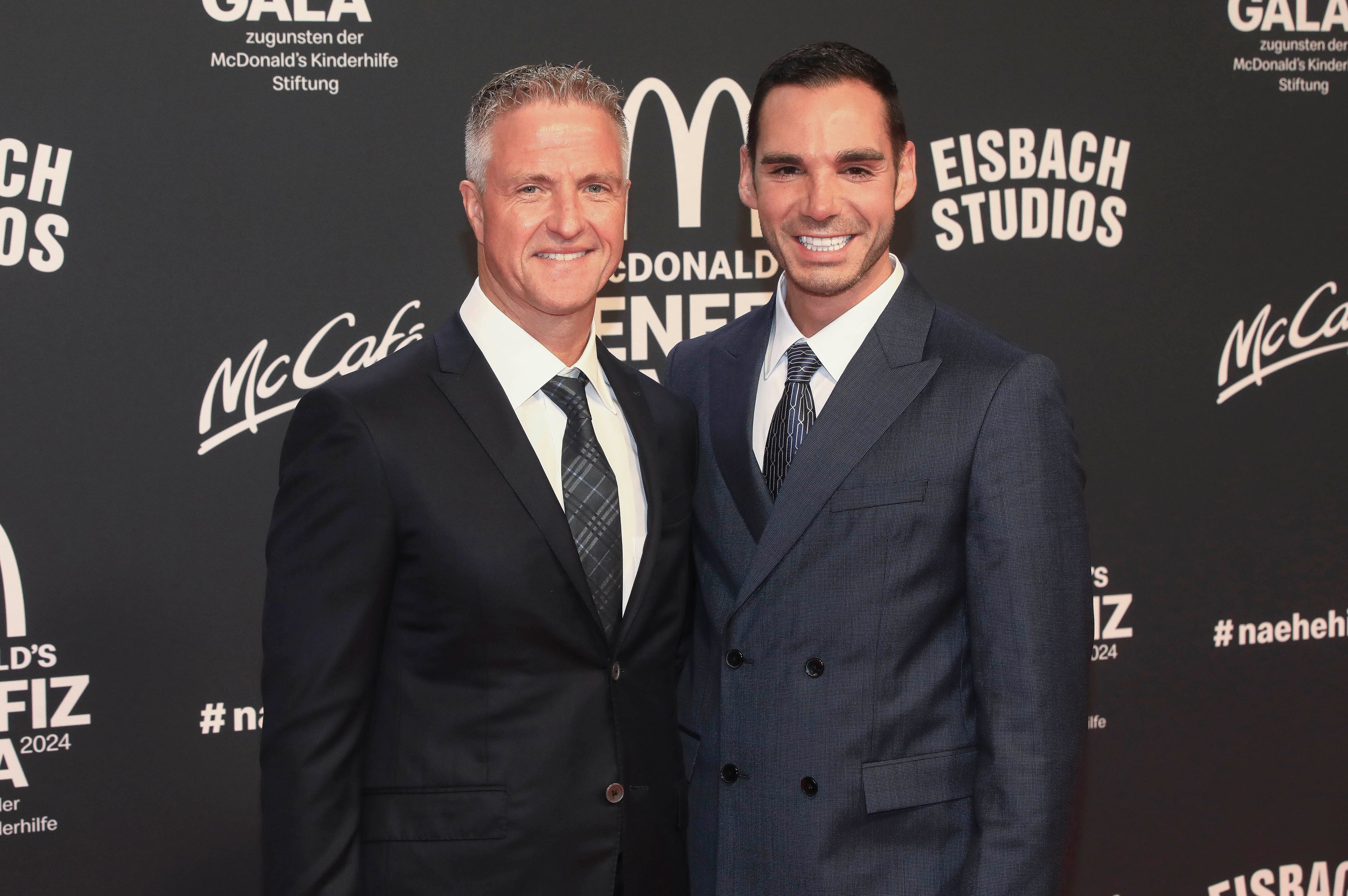 Ralf Schumacher und Étienne Bousquest-Cassagne (r.) bei der McDonald's Benefiz Gala 2024 in München.