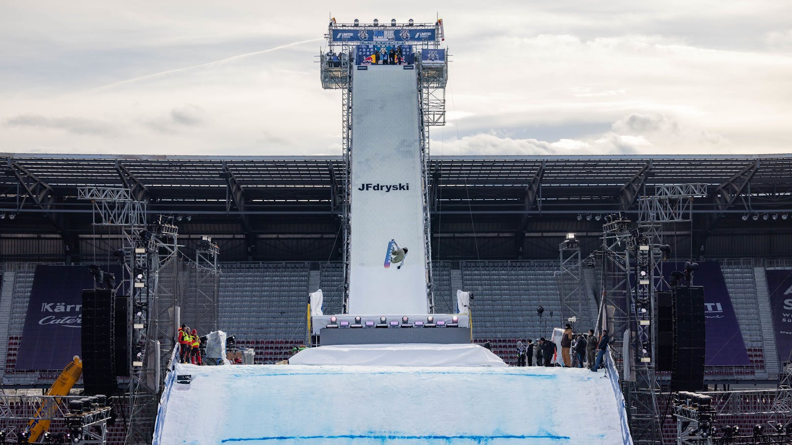 Die riesige Schanze im Klagenfurter Fußball-Stadion. 