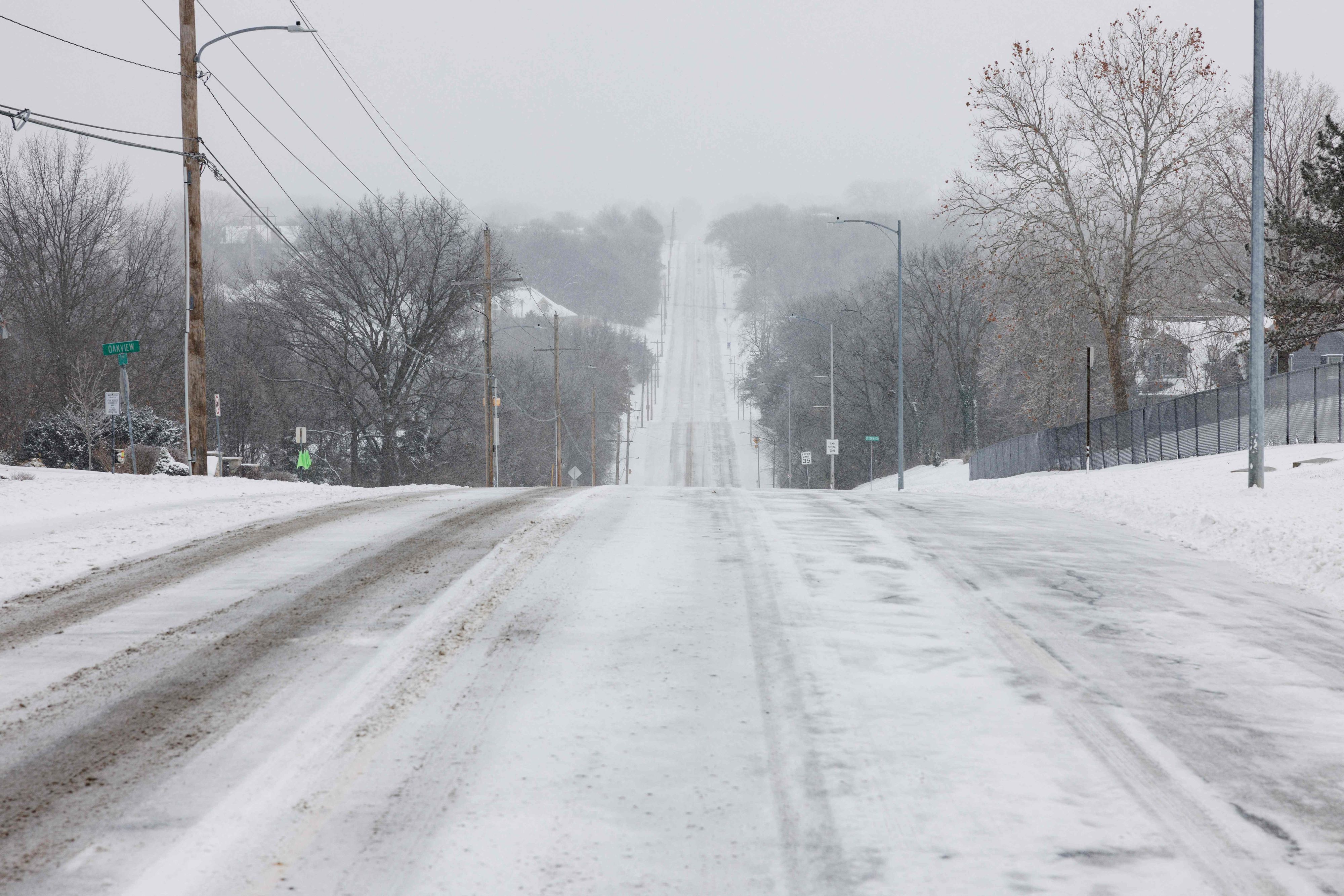 Ein schwerer Wintersturm wütet am Sonntag über den USA - hier eine Aufnahme aus Shawnee, Kansas.