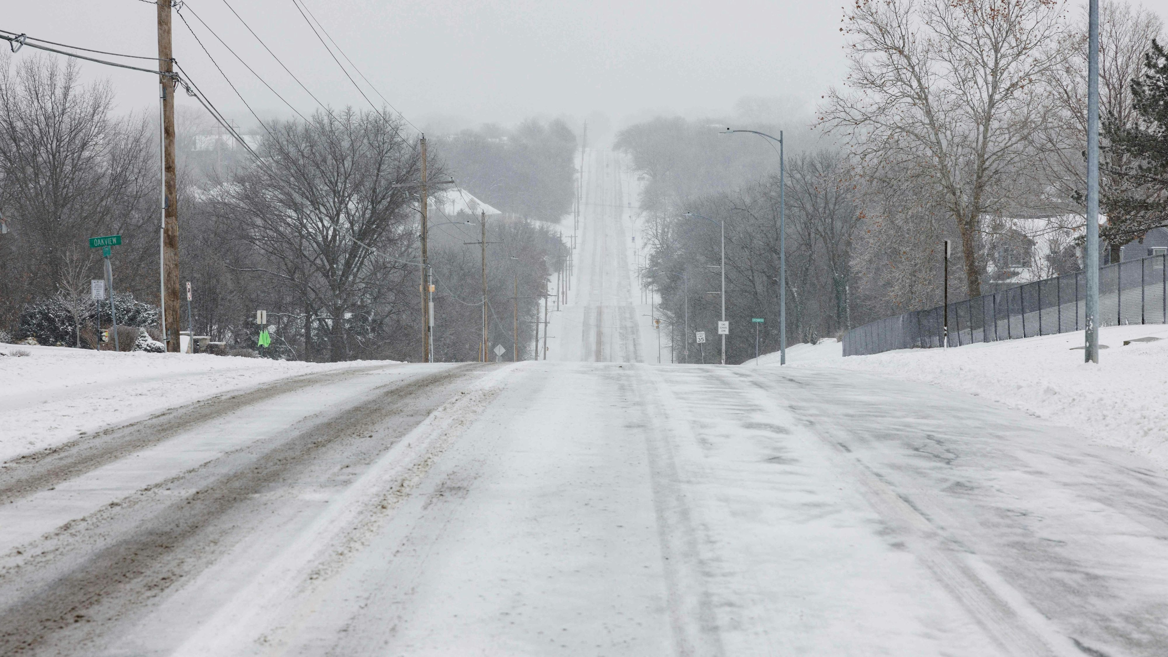 Ein schwerer Wintersturm wütet am Sonntag über den USA - hier eine Aufnahme aus Shawnee, Kansas.