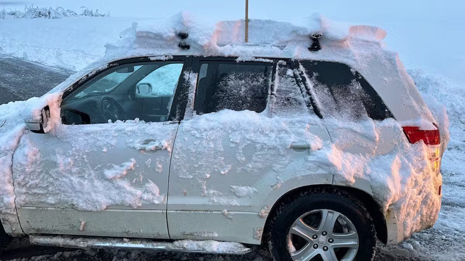 Mit Schnee auf dem Dach direkt in Polizeikontrolle