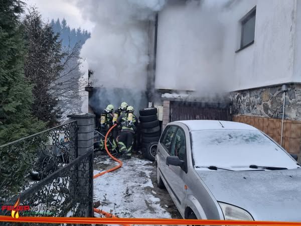 Die Löscharbeiten gestalteten sich schwierig.