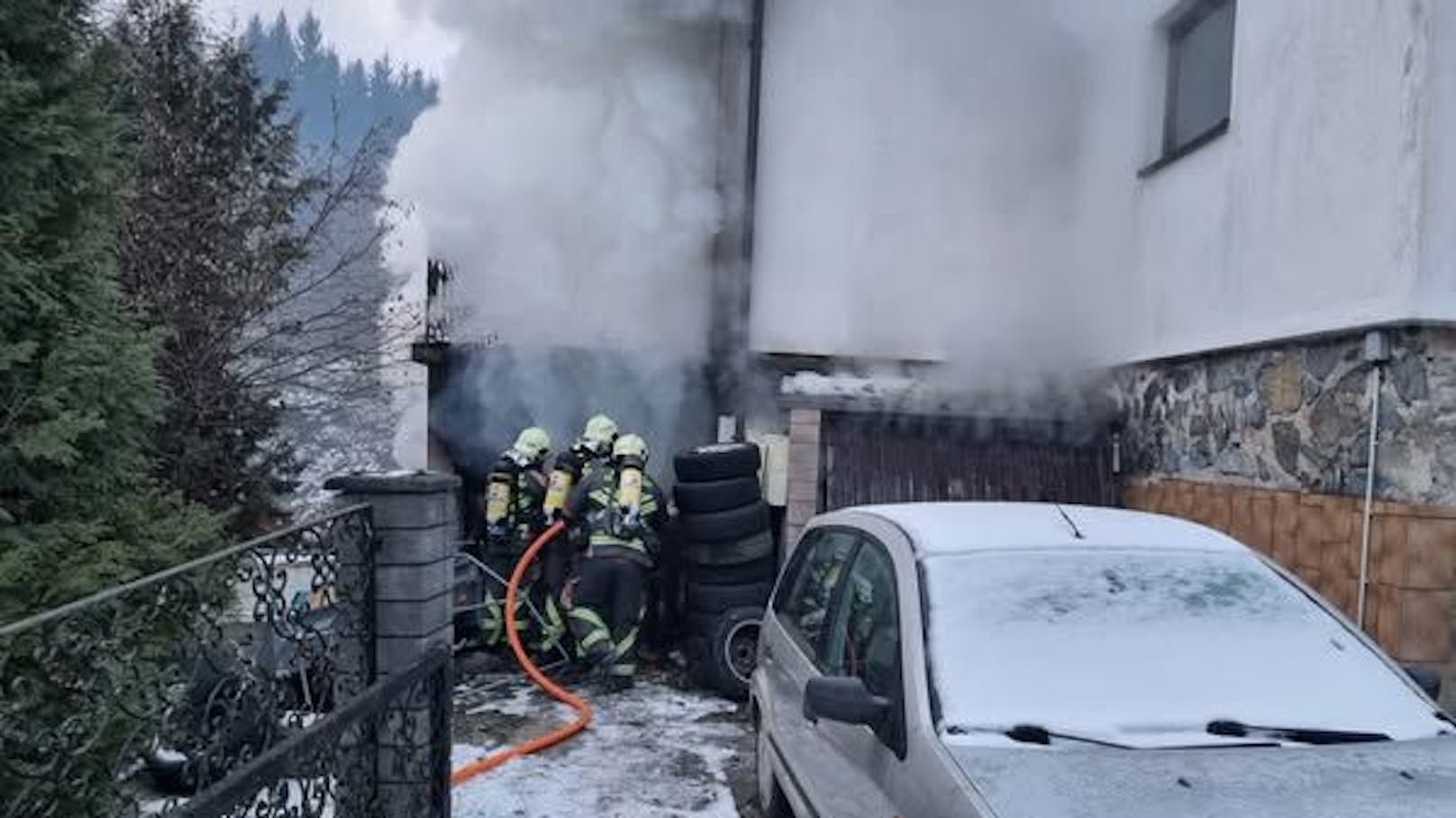 Feuerwehr kämpfte gegen Garagenbrand im Mürztal