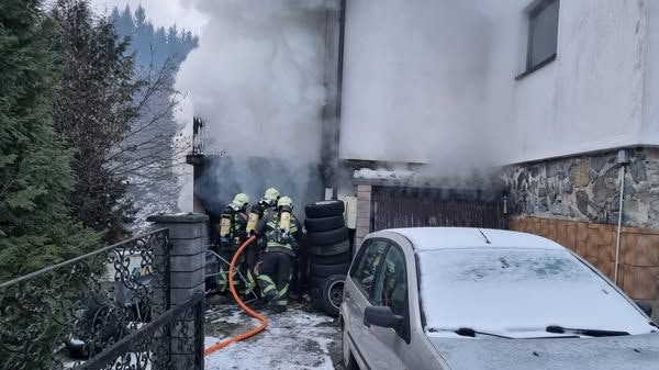 Heute.at - Feuerwehr kämpfte gegen Garagenbrand im Mürztal