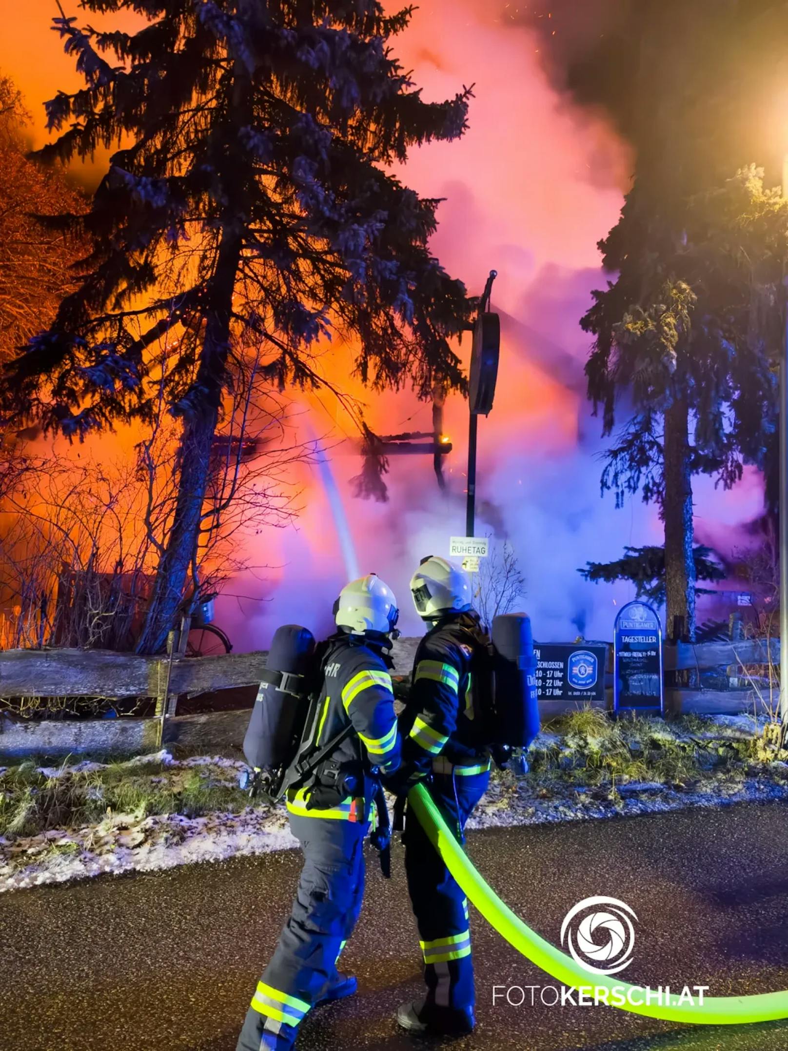 Acht Feuerwehren standen in der Nacht auf den Dreikönigstag bei einem Großbrand eines Gasthauses in Enns (Bezirk Linz-Land) im Einsatz. Das bekannte Lokal stand lichterloh in Flammen.