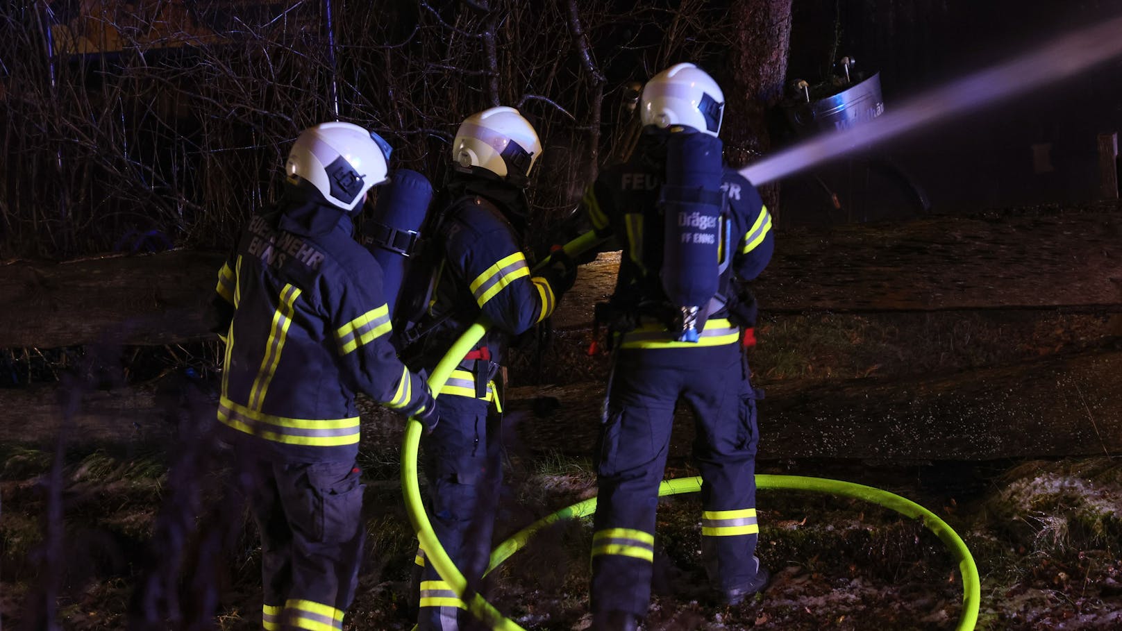 Acht Feuerwehren standen in der Nacht auf den Dreikönigstag bei einem Großbrand eines Gasthauses in Enns (Bezirk Linz-Land) im Einsatz. Das bekannte Lokal stand lichterloh in Flammen.