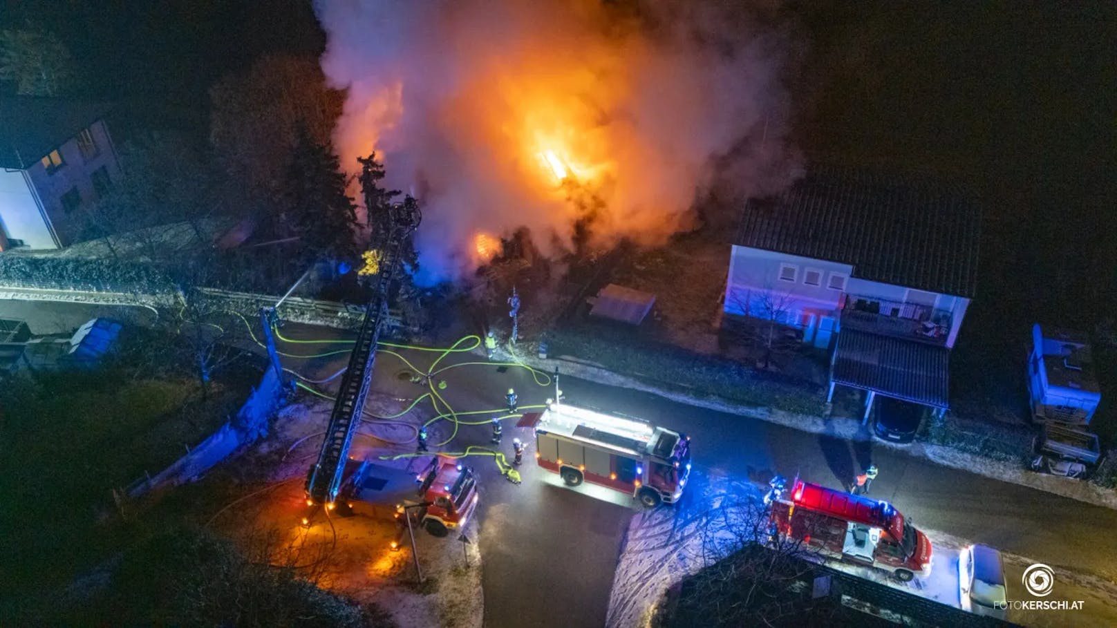 Acht Feuerwehren standen in der Nacht auf den Dreikönigstag bei einem Großbrand eines Gasthauses in Enns (Bezirk Linz-Land) im Einsatz. Das bekannte Lokal stand lichterloh in Flammen.